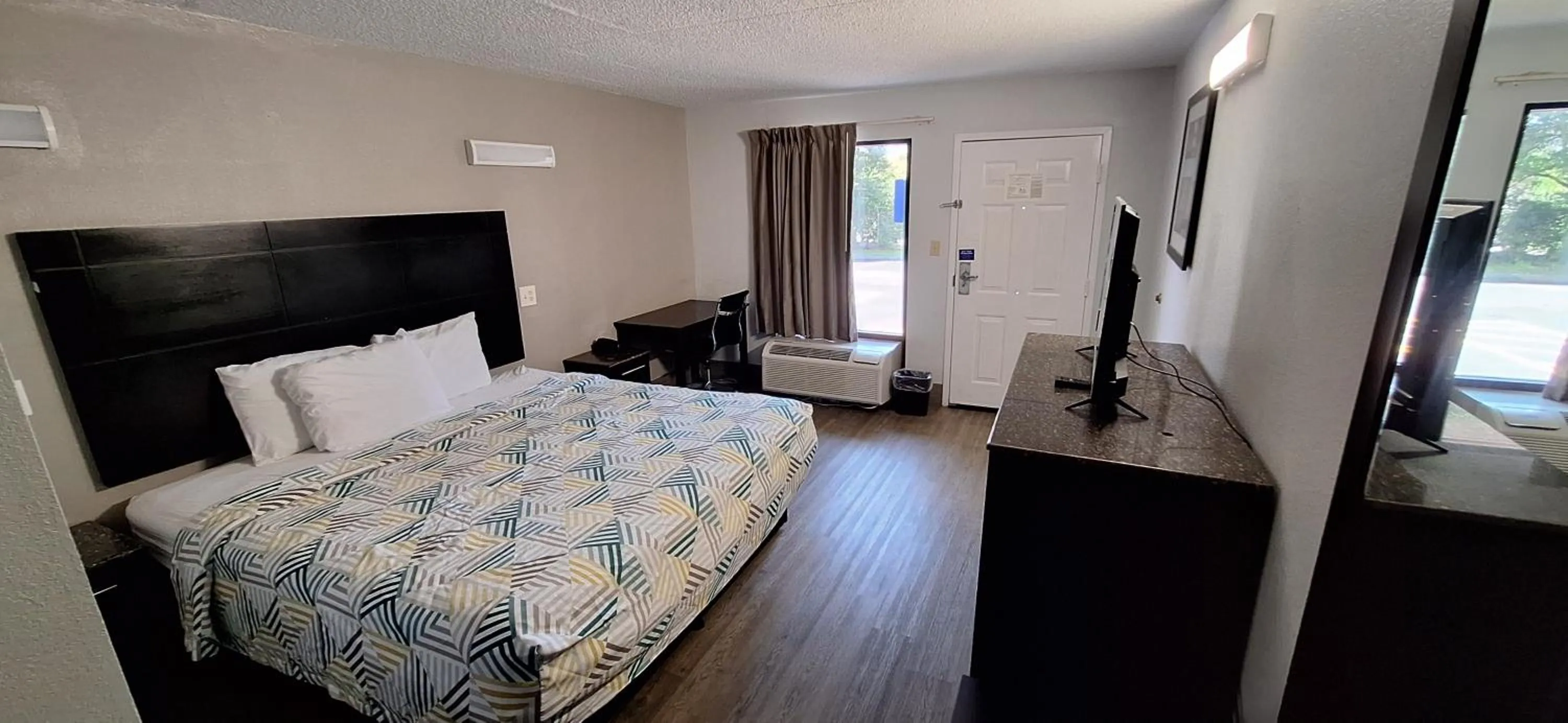 Photo of the whole room, Bed in Motel 6 Knoxville, Tn - East