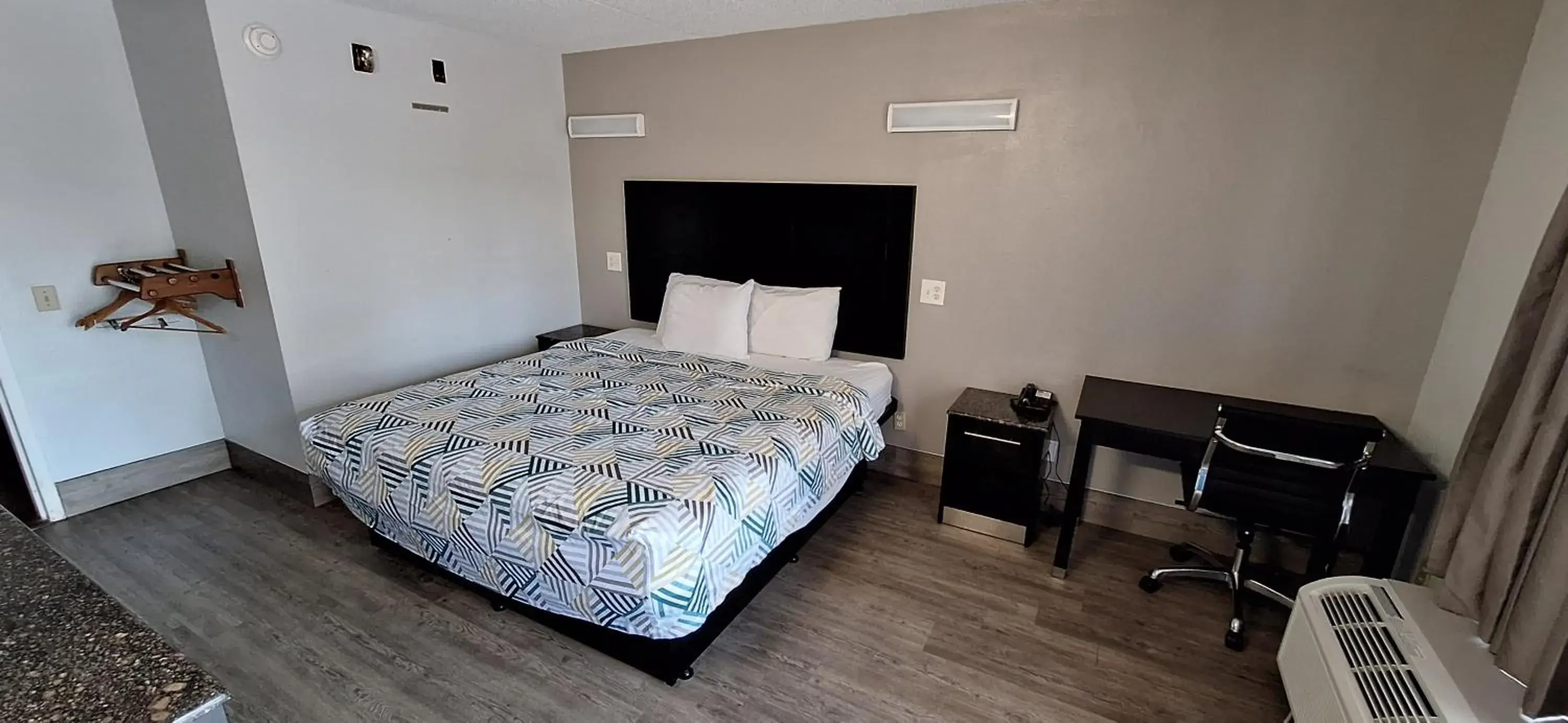 Deluxe King Room - Non-Smoking in Motel 6 Knoxville, Tn - East Deluxe King Room - Non-Smoking in Motel 6 Knoxville, Tn - East