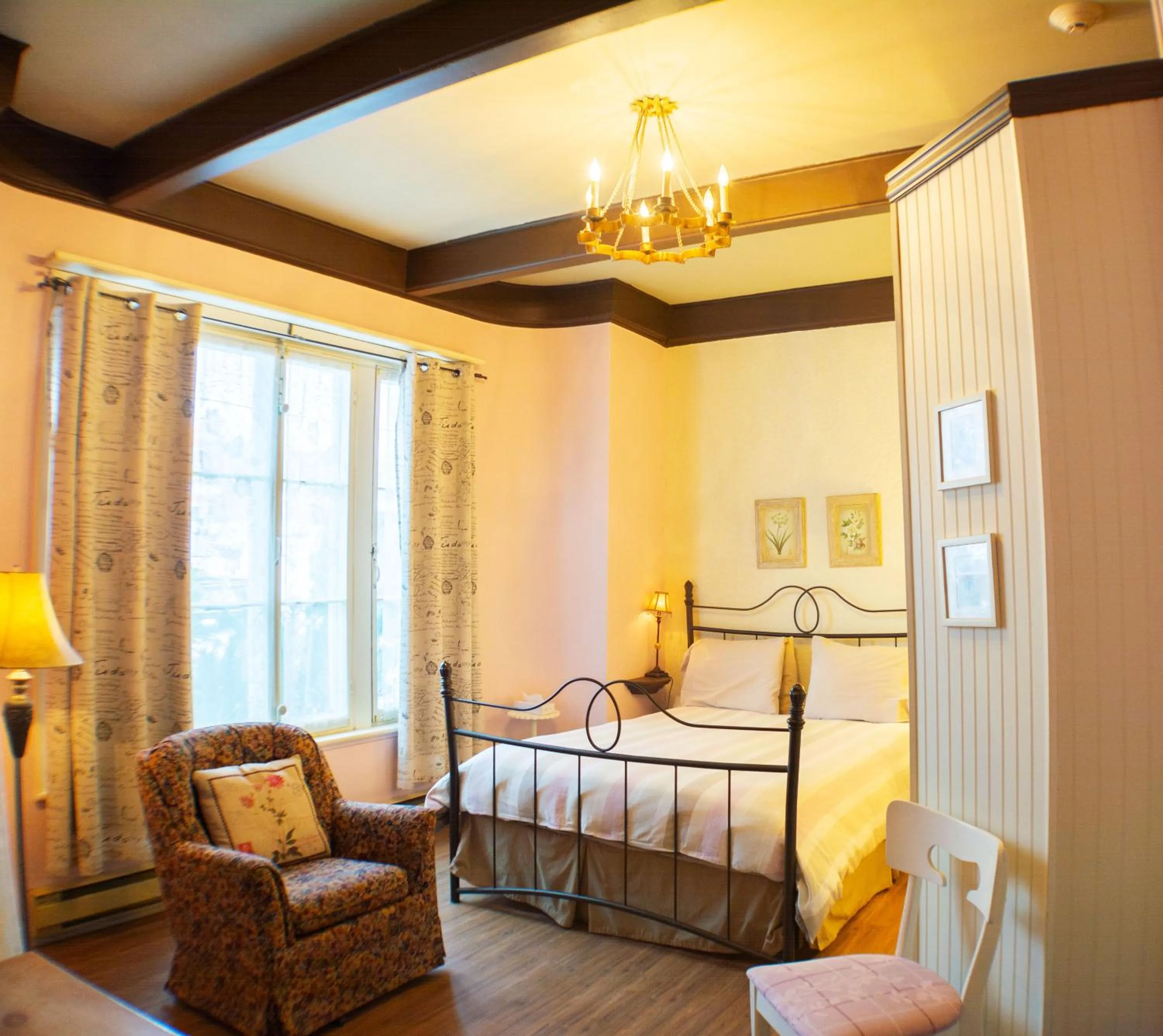 Photo of the whole room, Bed in Auberge La Marmite