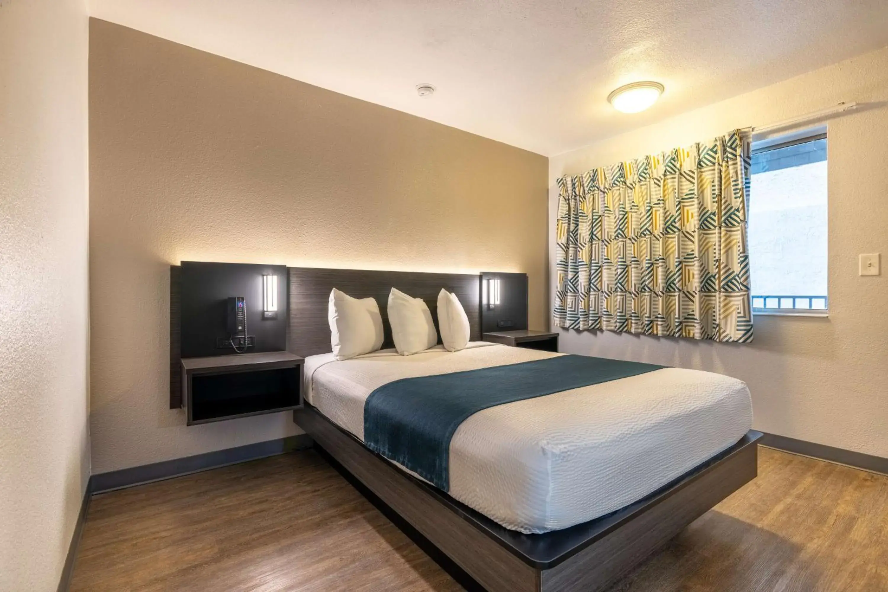 Deluxe Queen Room - single occupancy in Motel 6-Twin Falls, ID Deluxe Queen Room - single occupancy in Motel 6-Twin Falls, ID