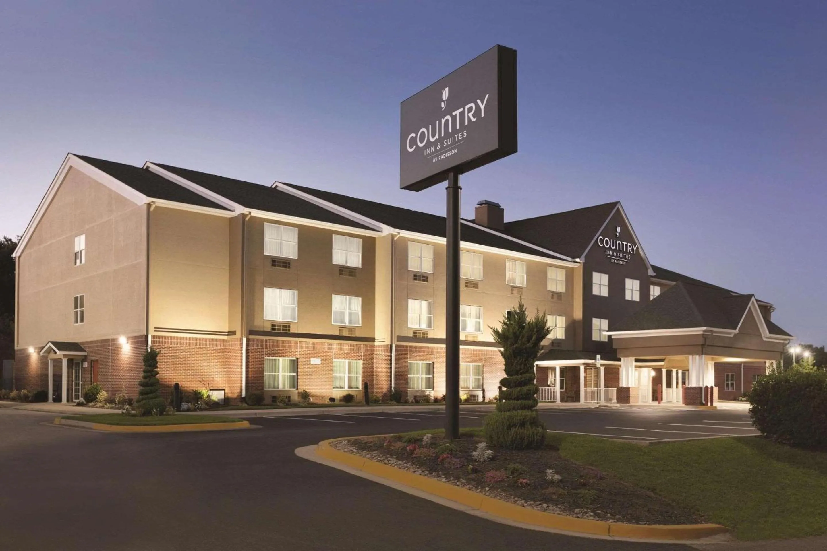 Property building in Country Inn & Suites by Radisson, Washington, DC East - Capitol Heights, MD