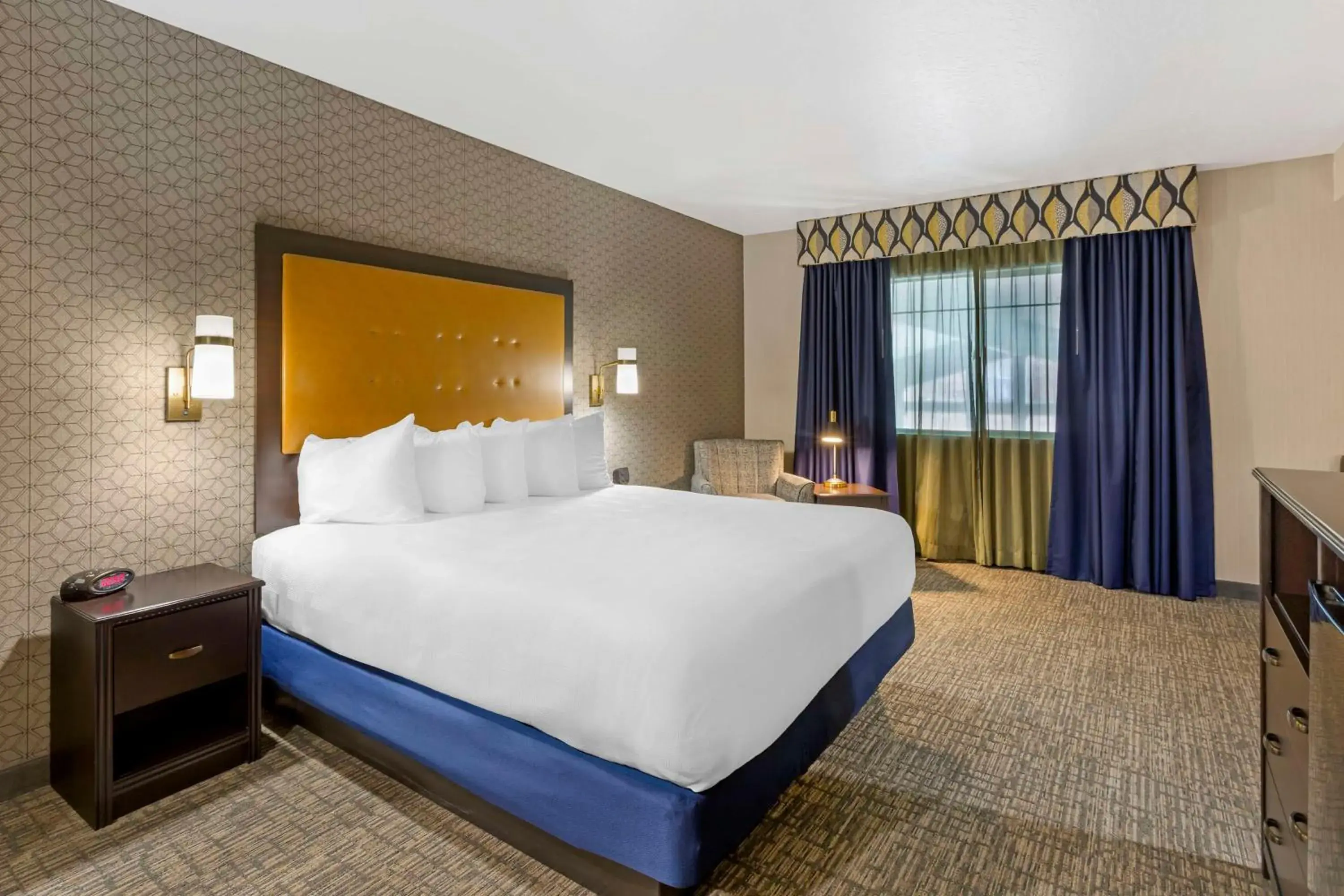 Executive King Room with Pool View in Best Western Plus Grant Creek Inn Executive King Room with Pool View in Best Western Plus Grant Creek Inn