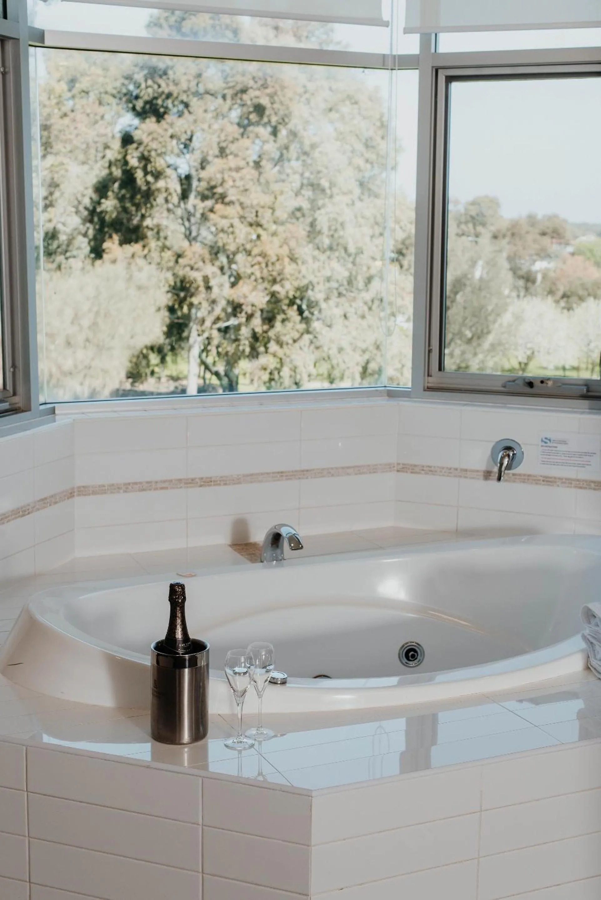 Bath in Sfera's Park Suites & Convention Centre