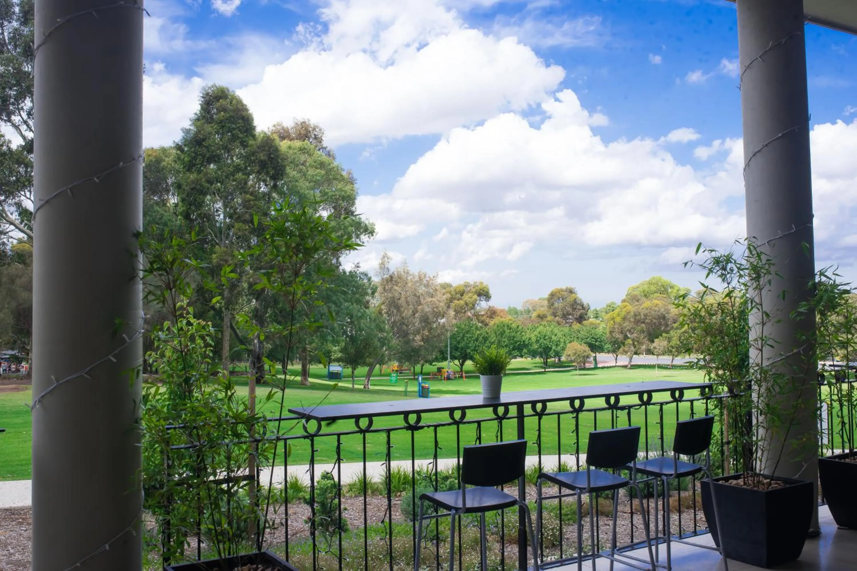 Restaurant/places to eat in Sfera's Park Suites & Convention Centre