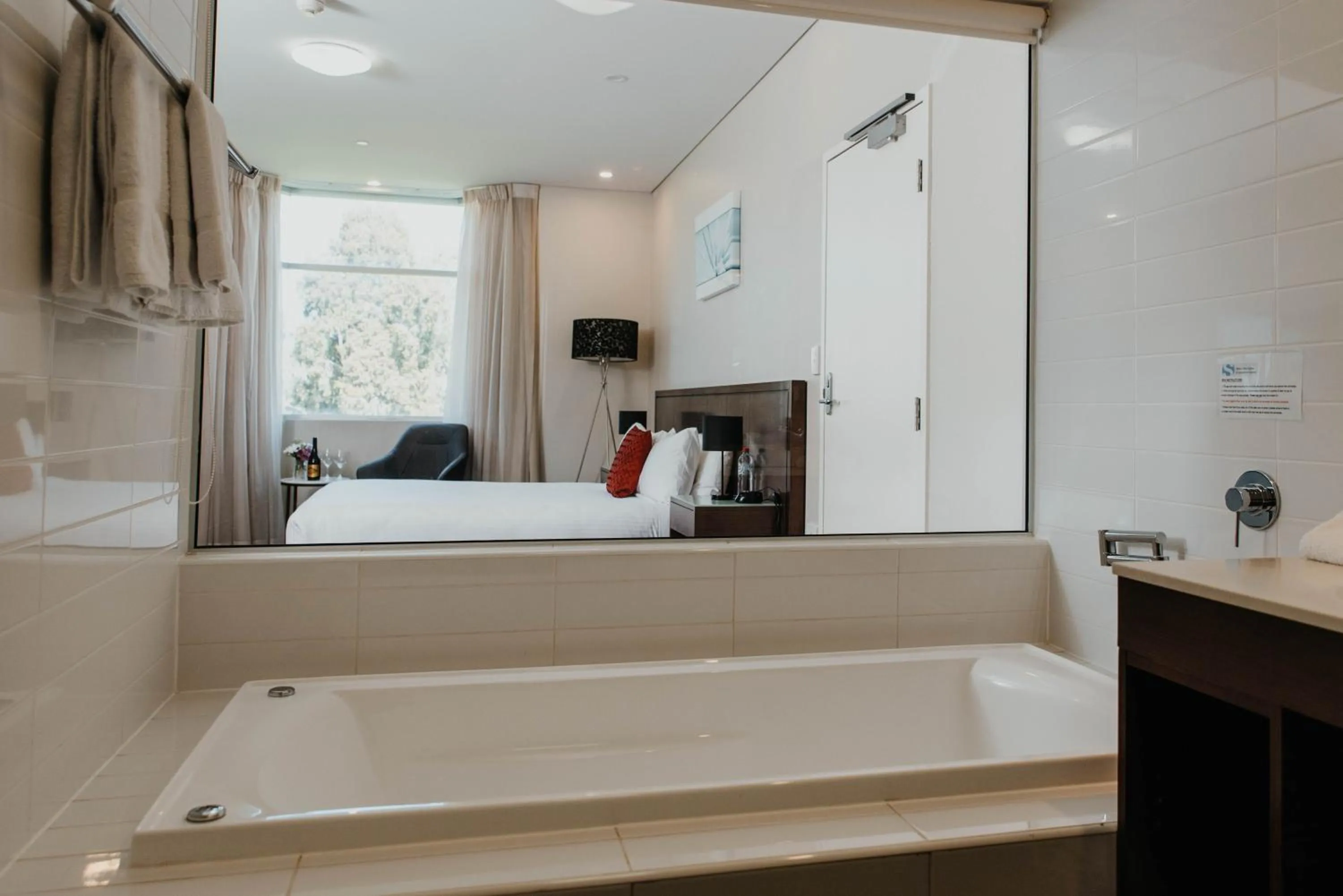 Bath, Bed in Sfera's Park Suites & Convention Centre