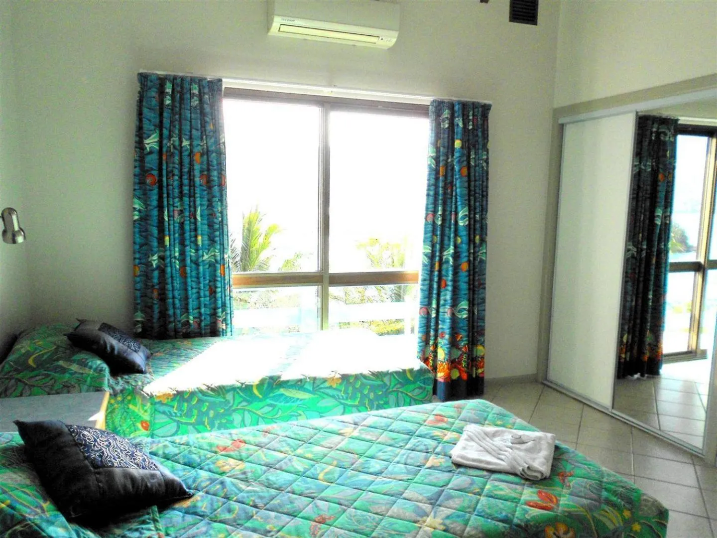 Day, Bed in Coral Point Lodge