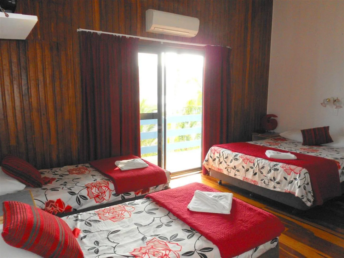 Day, Bed in Coral Point Lodge