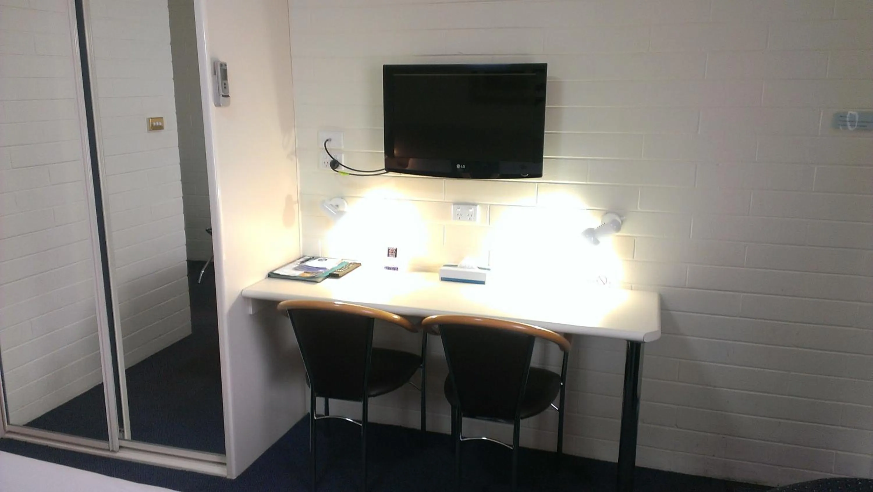 TV and multimedia in Oval Motel - Murray Bridge