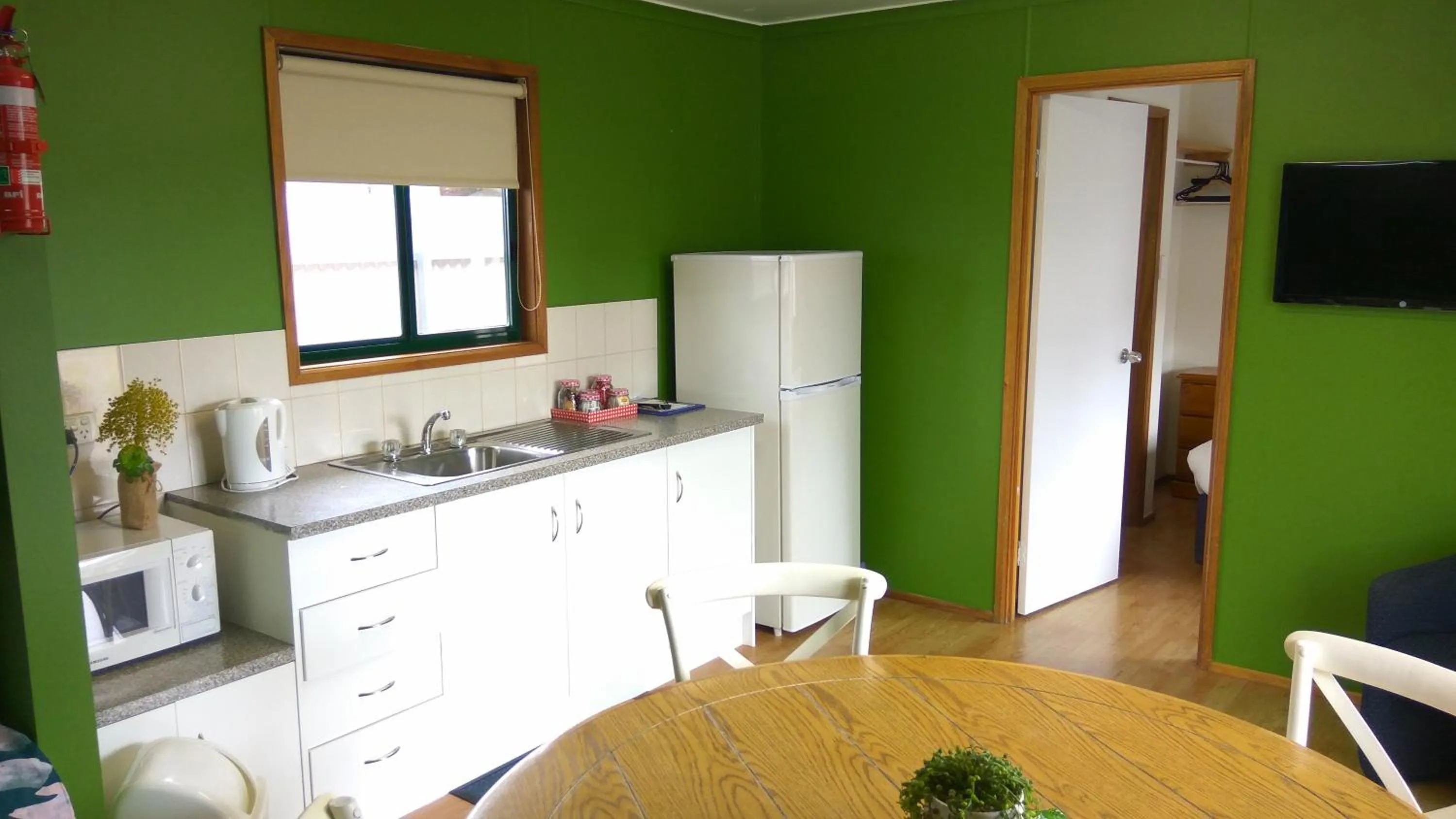 Kitchen or kitchenette in Oval Motel - Murray Bridge