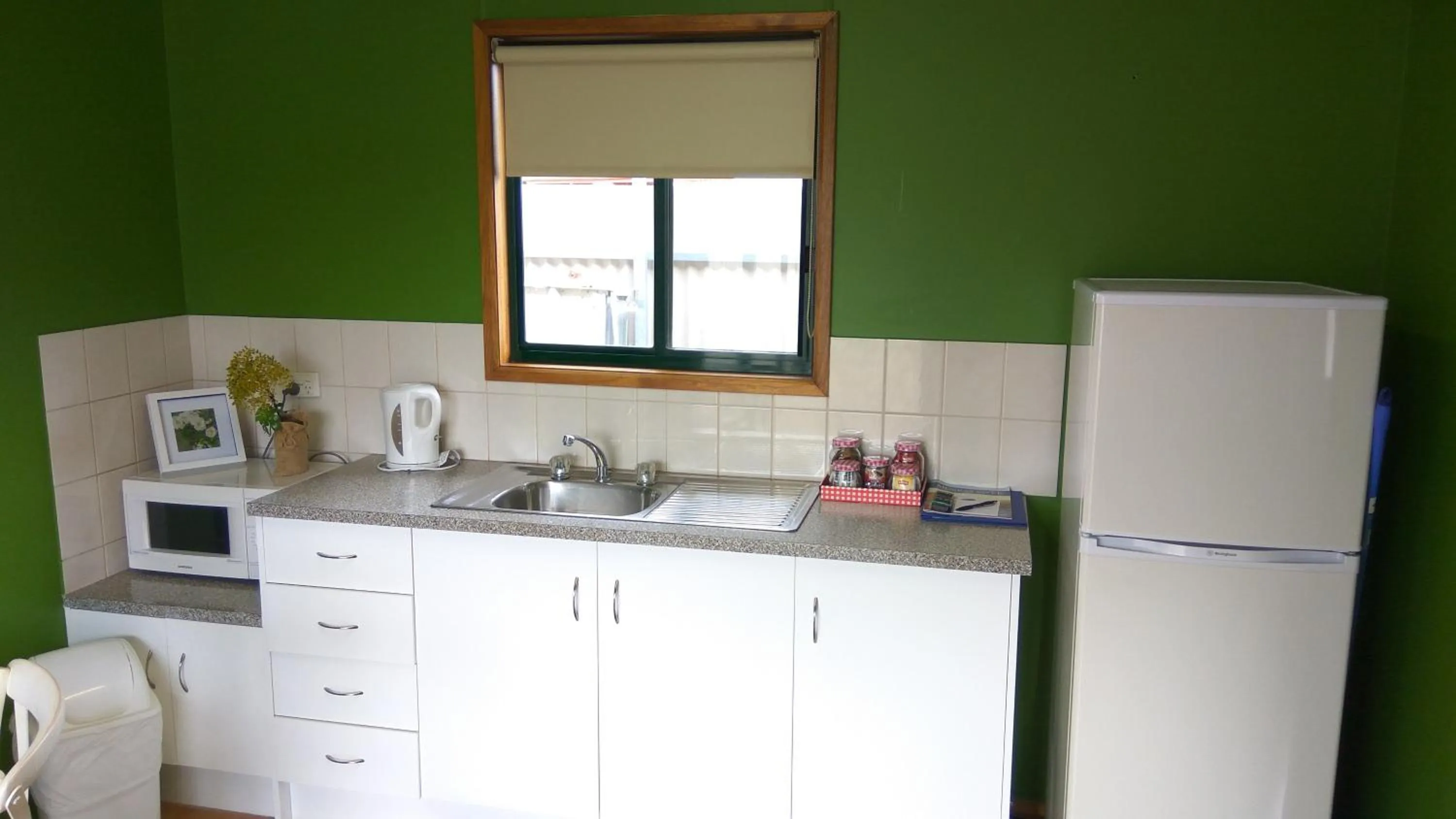 Kitchen or kitchenette in Oval Motel - Murray Bridge