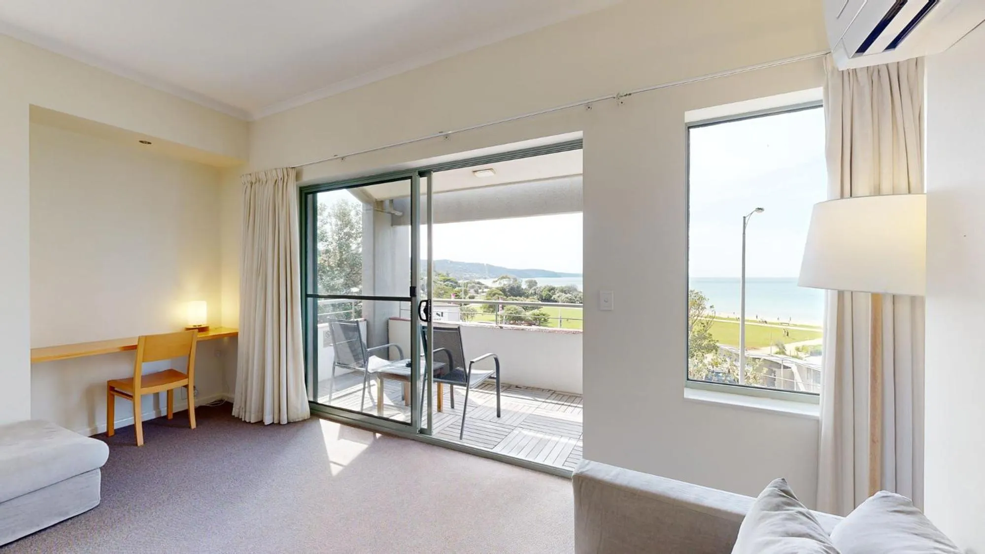 Living room, Bed in Cumberland Lorne Resort