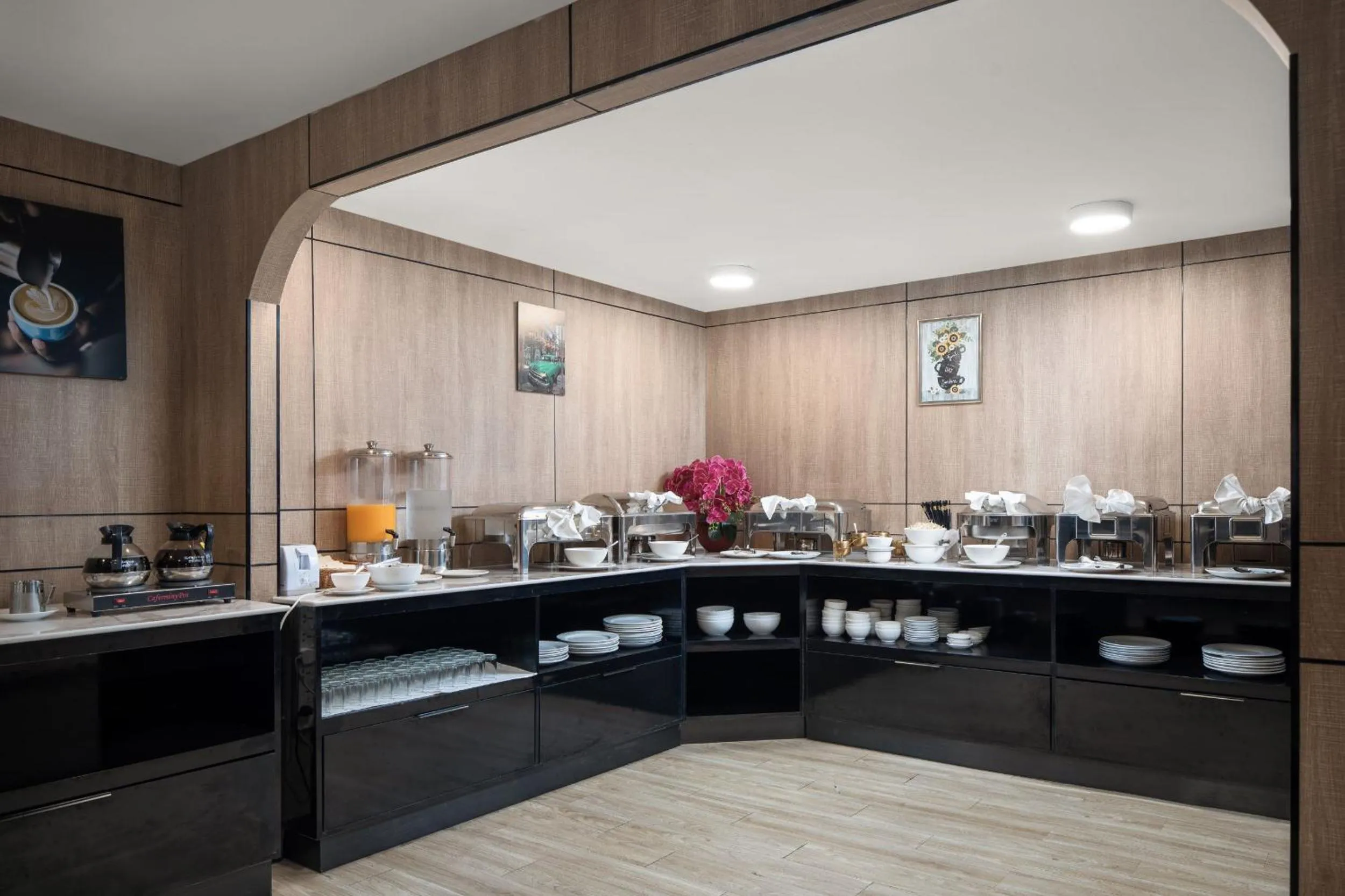 Restaurant/places to eat in Joli Hotel