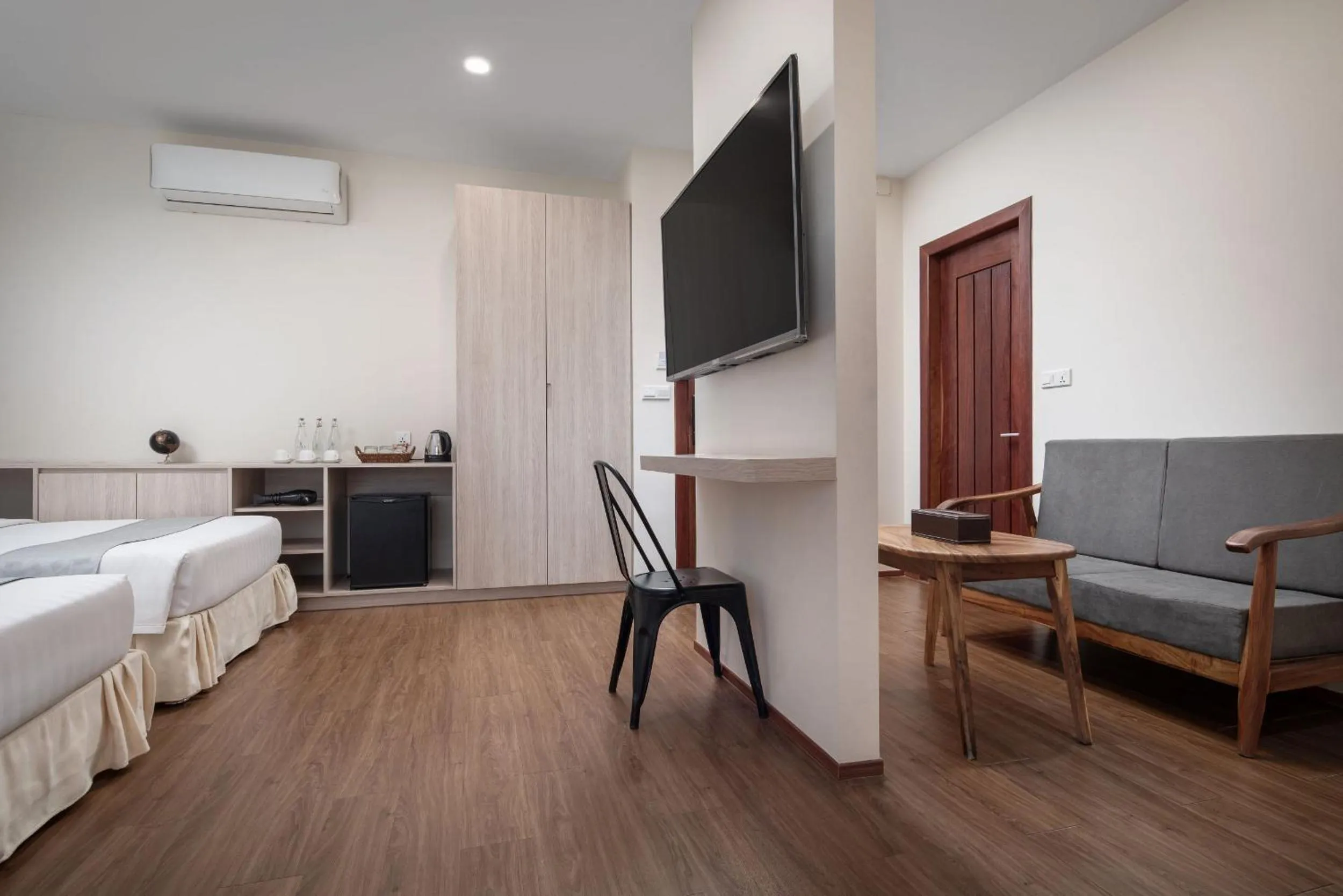 Photo of the whole room, Bed in Joli Hotel