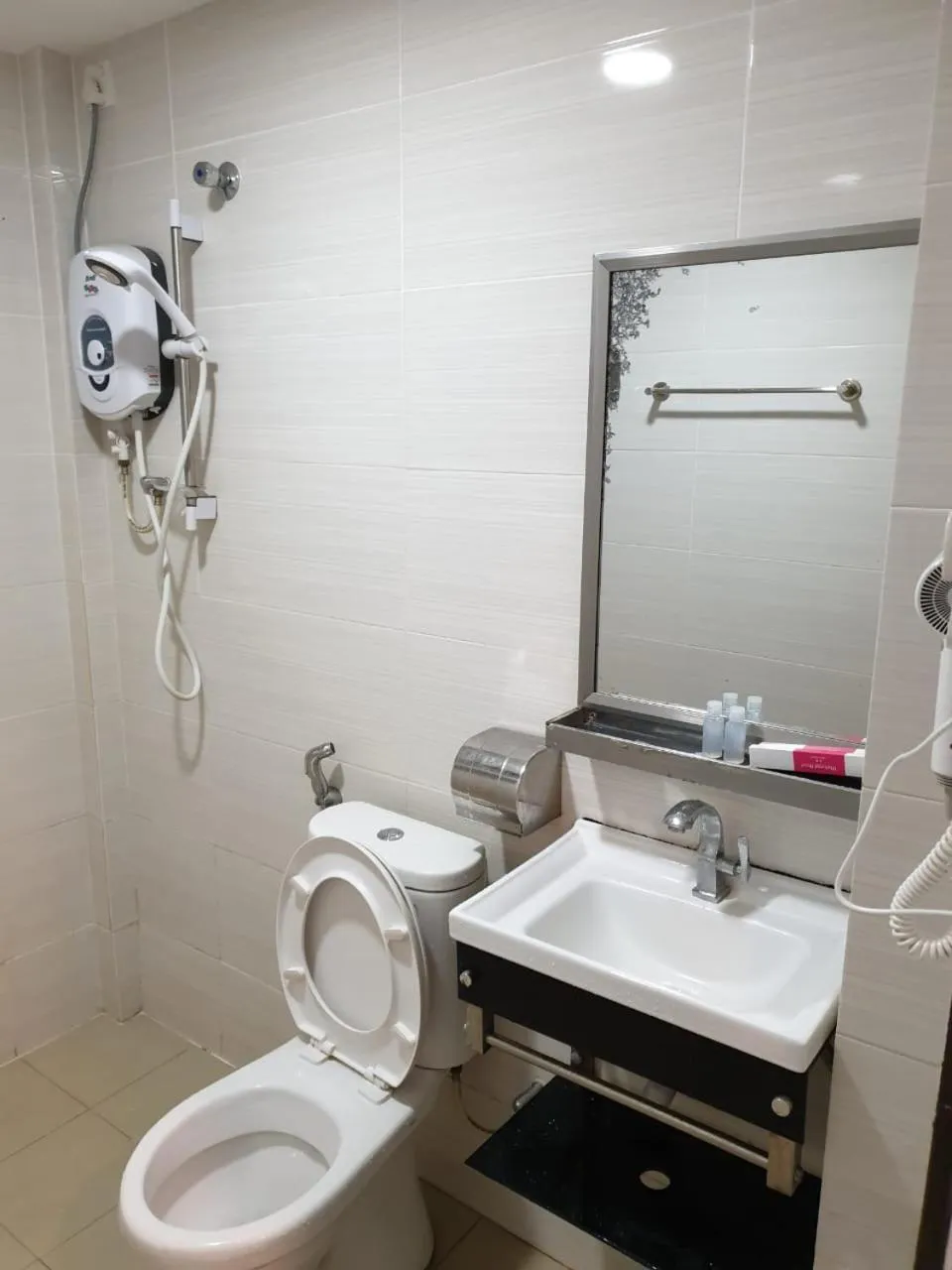 Toilet in Angsoka Hotel
