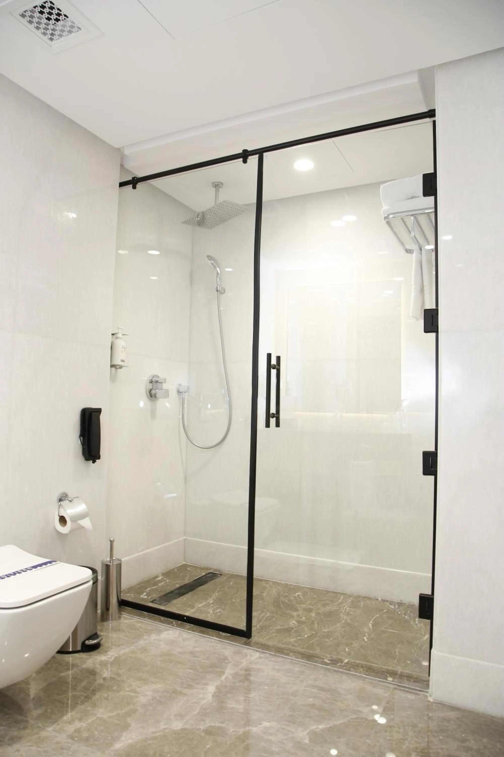 Shower in MADEN Al Rawda مادن الروضة