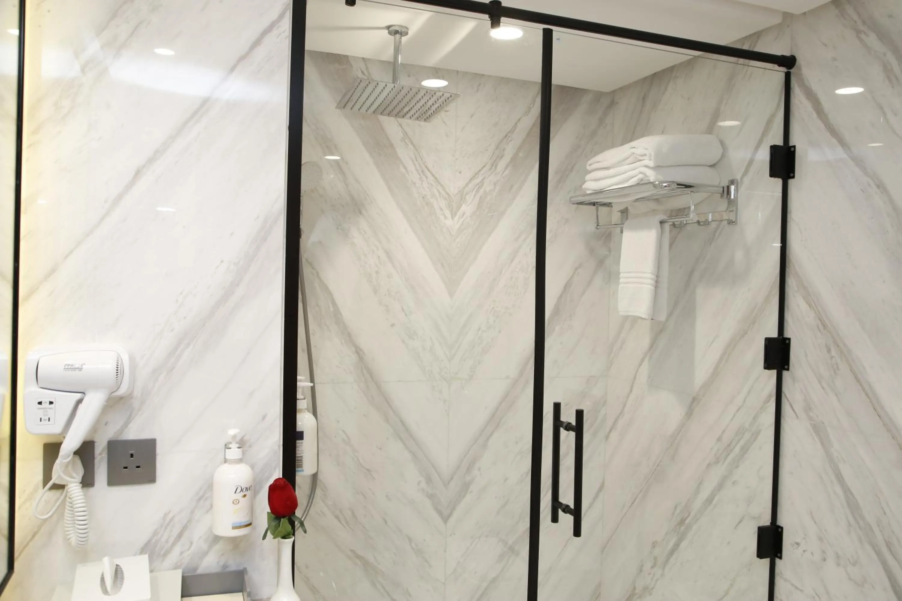 Shower in MADEN Al Rawda مادن الروضة