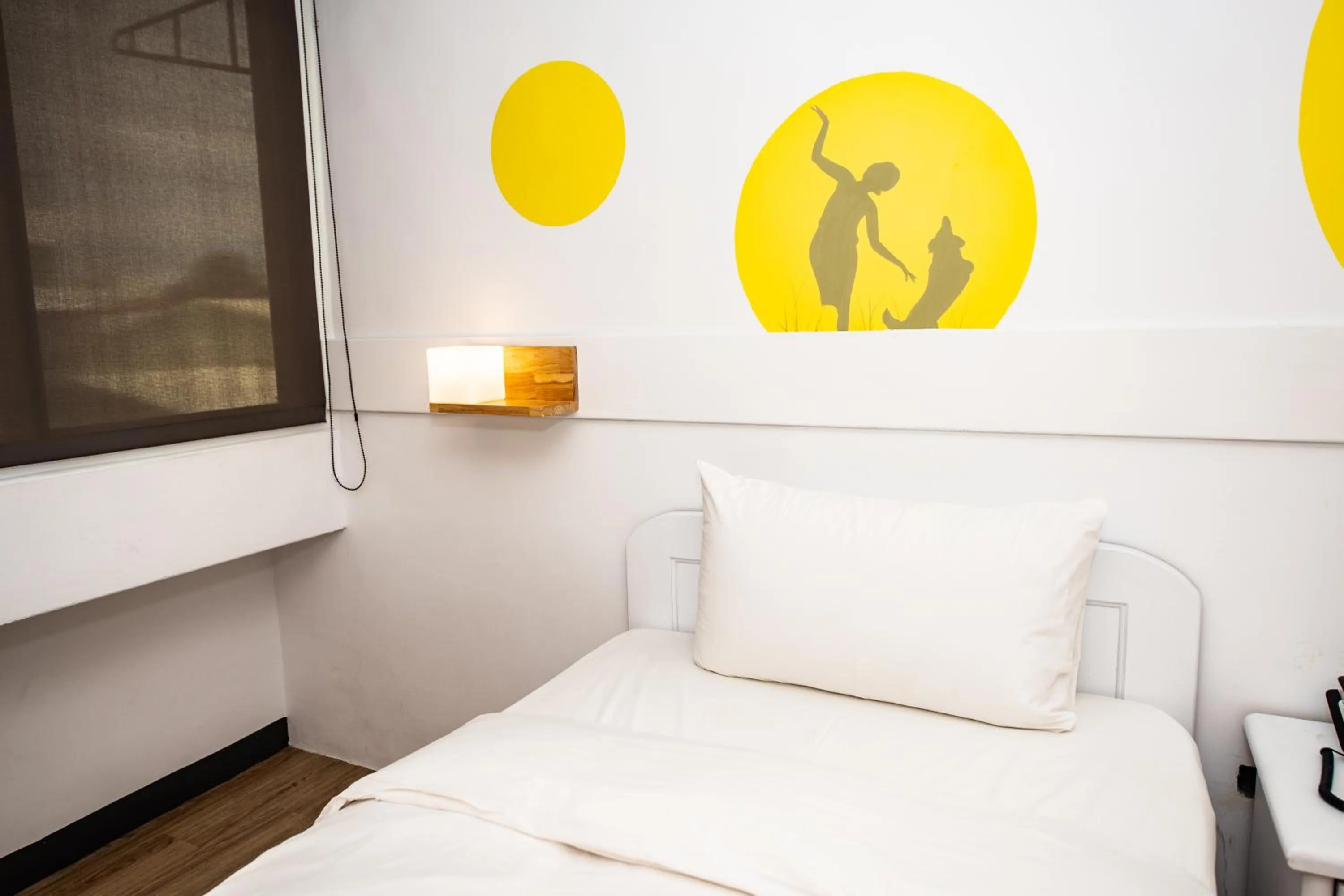 Decorative detail, Bed in Traveller Inn - Mido Hotel