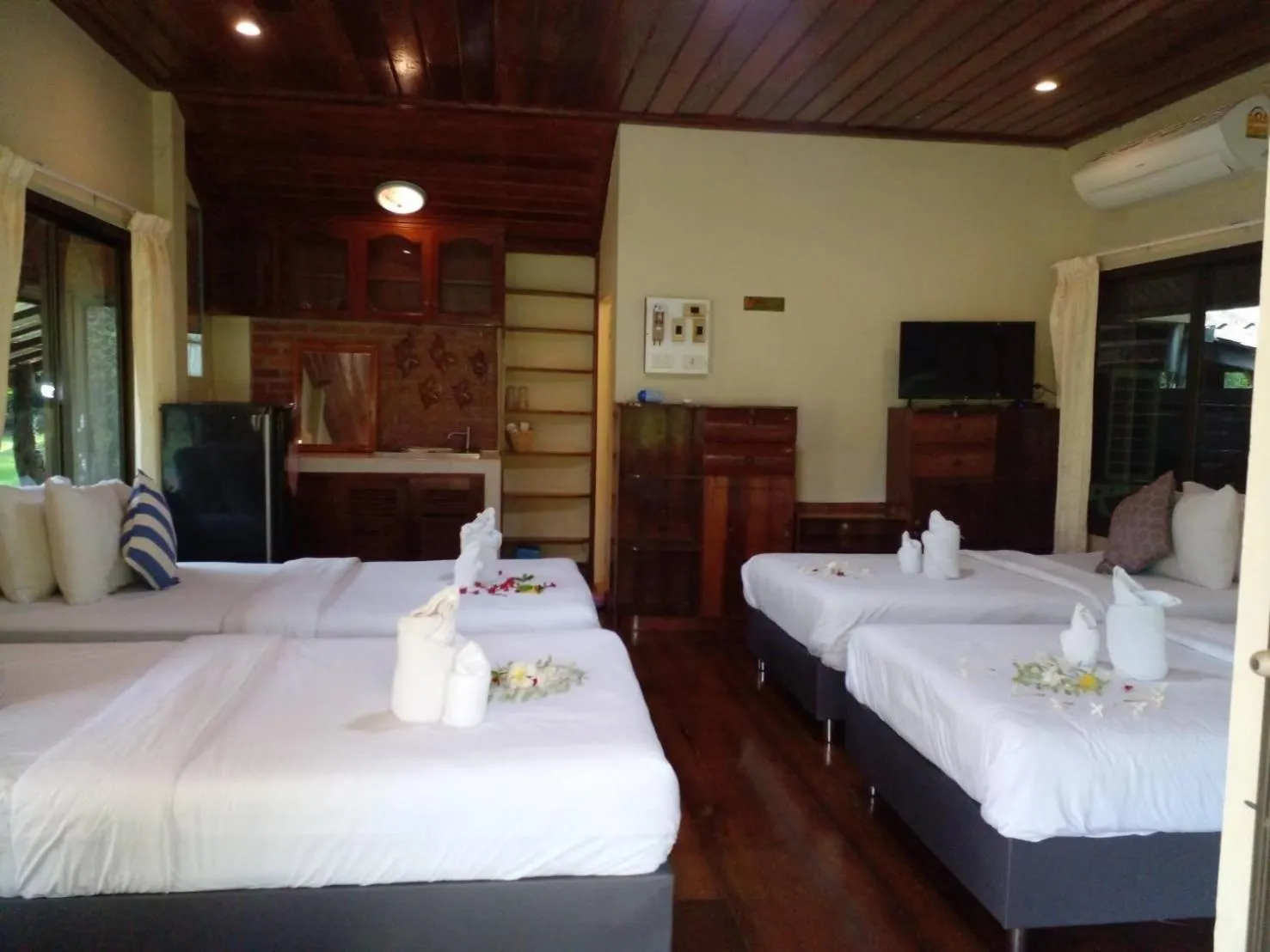 Bed in BaanSuanLeelawadee Resort Amphawa