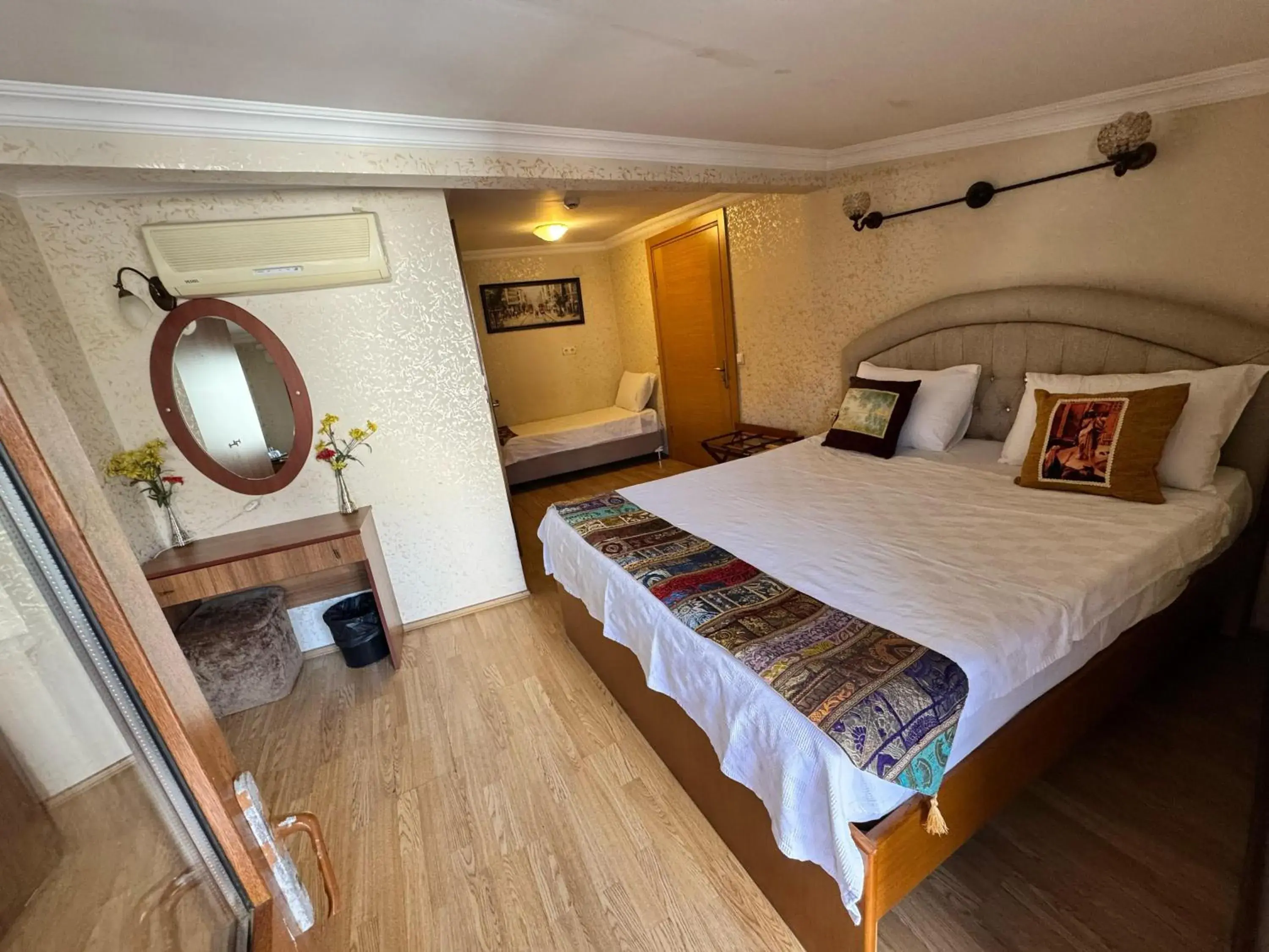 Budget Triple Room in Hotel Ipekyolu Budget Triple Room in Hotel Ipekyolu