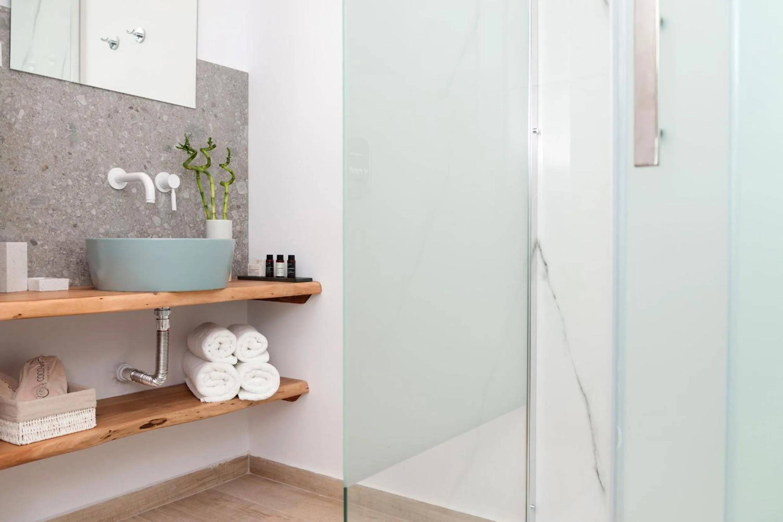 Shower in Hotel Villa Natassa