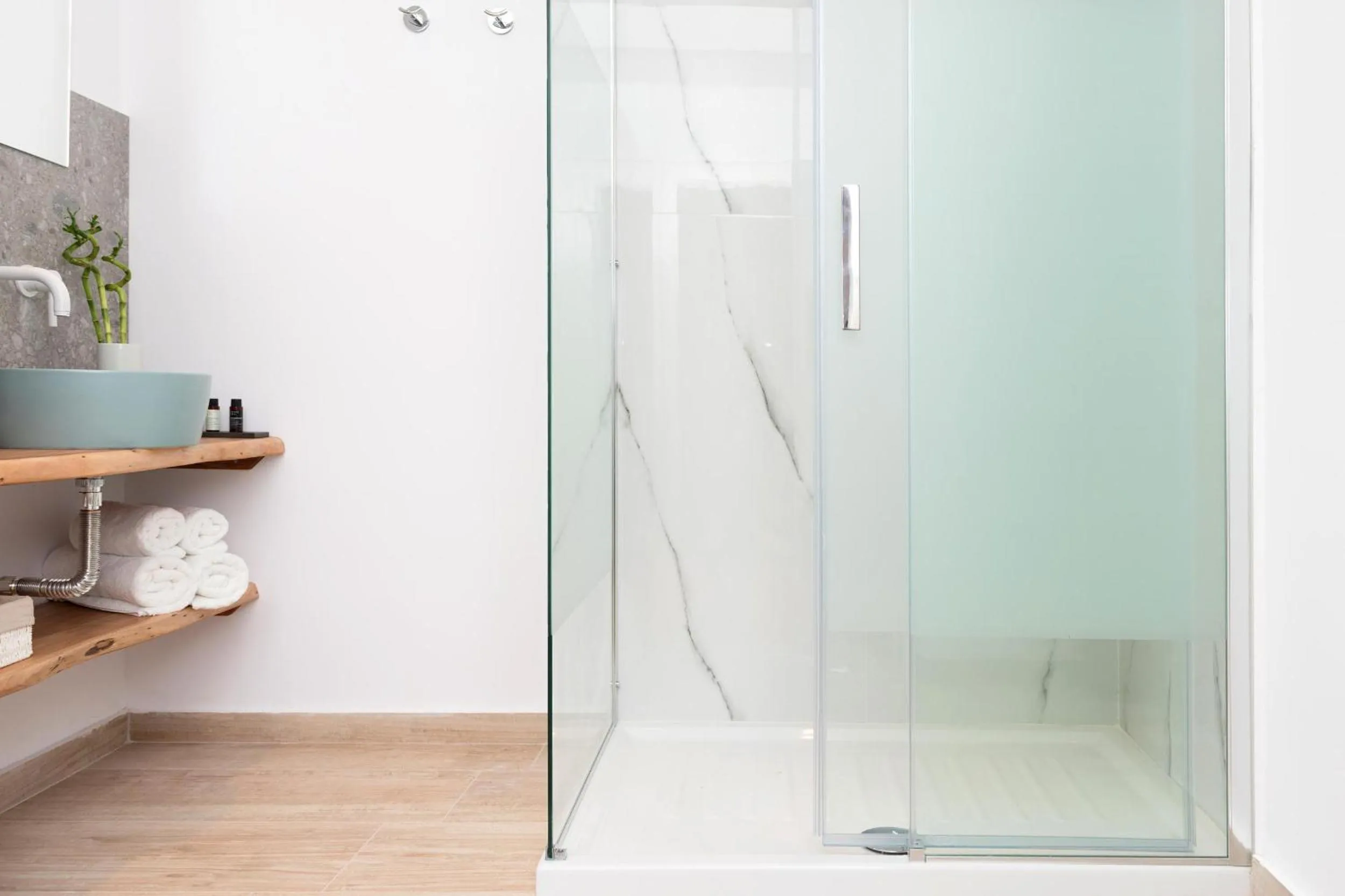 Shower in Hotel Villa Natassa