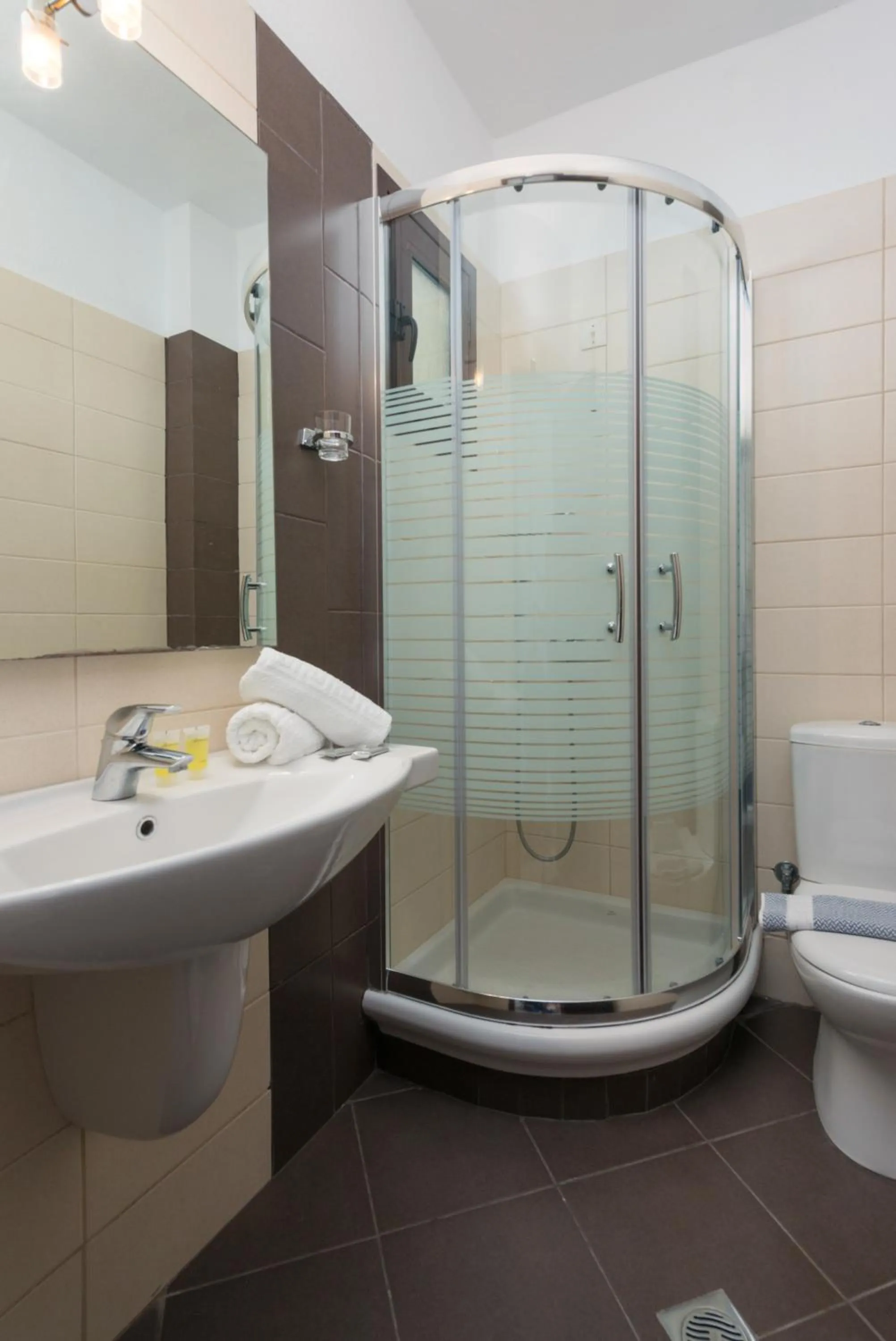 Shower in Hotel Villa Natassa