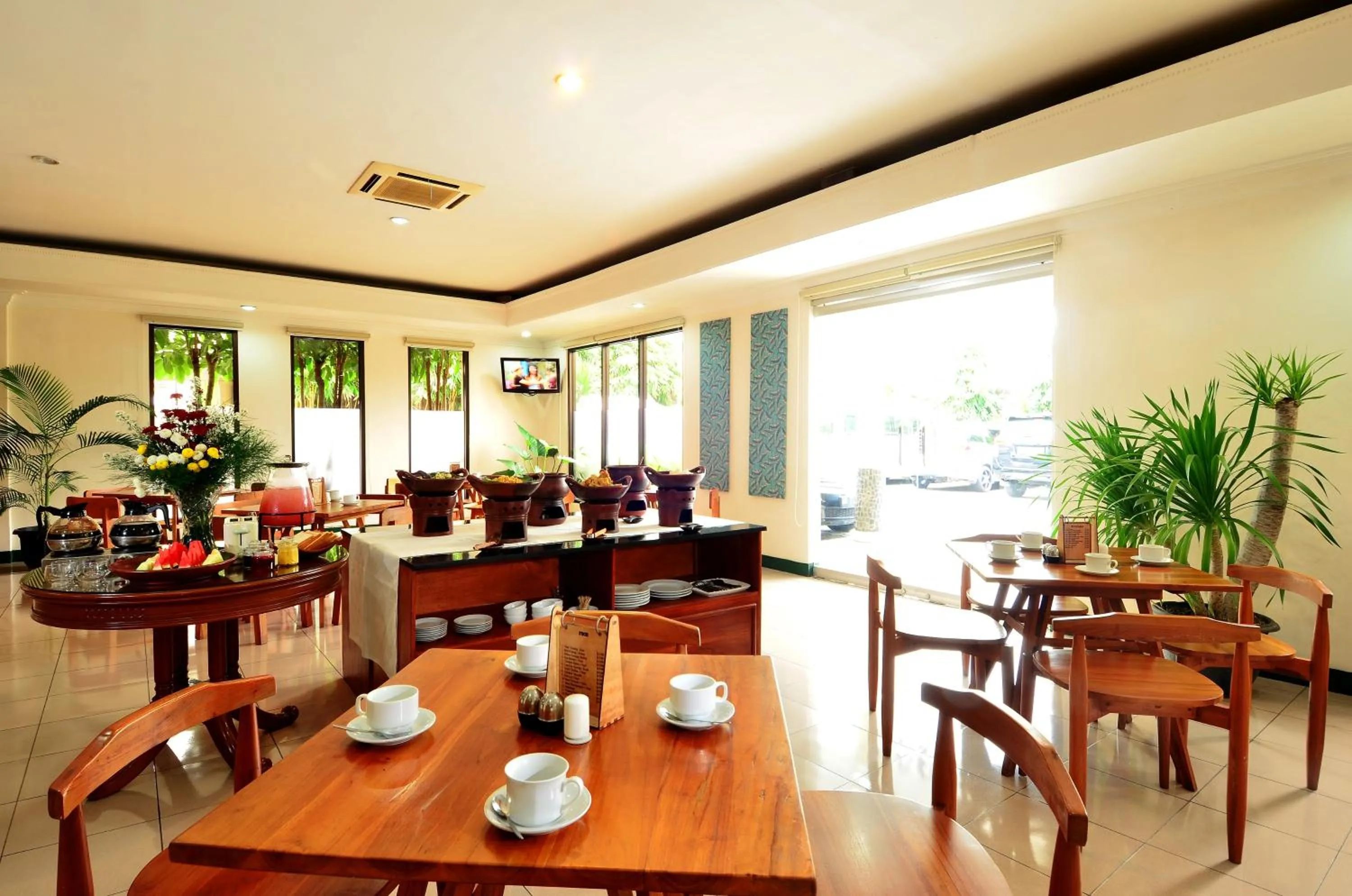 Restaurant/places to eat in Griya Sentana Hotel