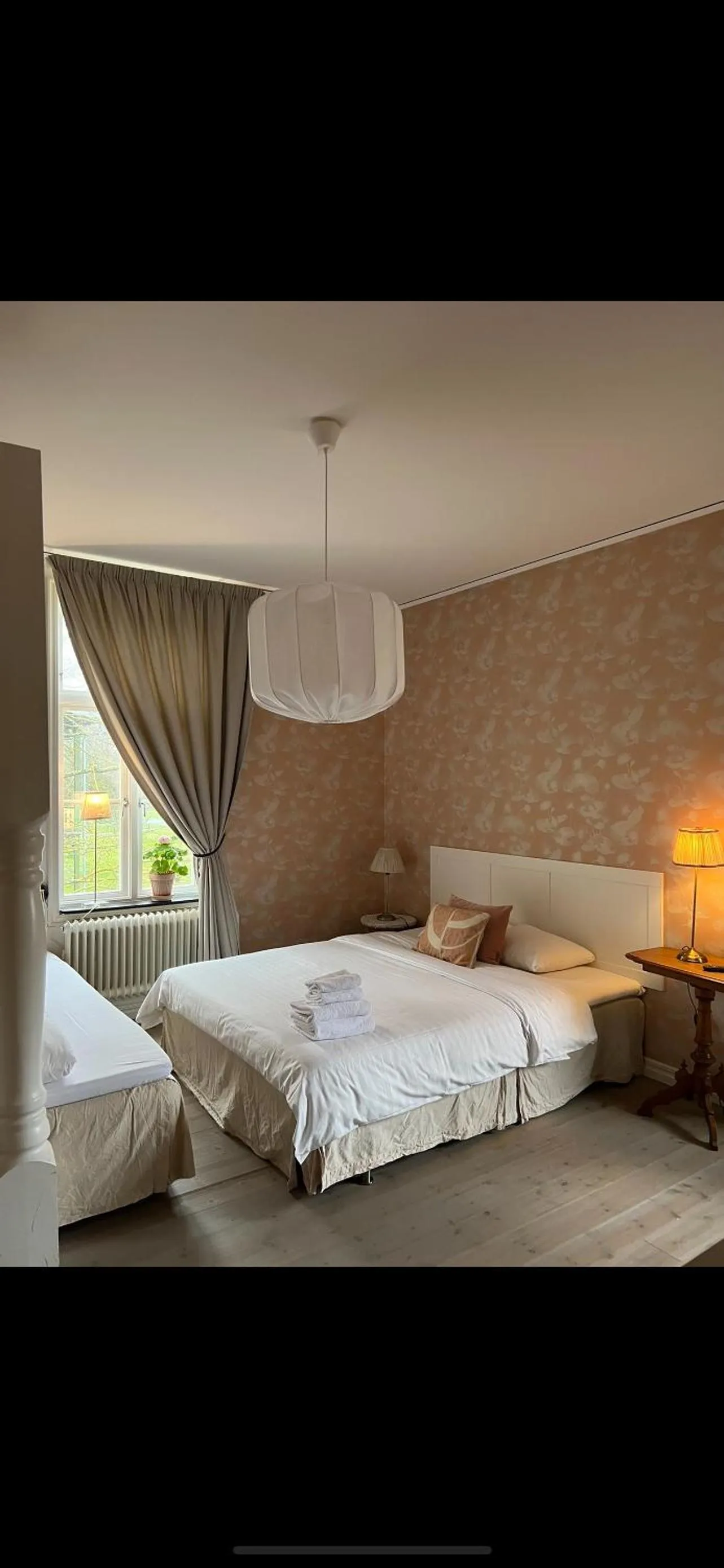 Bed in Café Mandeltårtan B&B VillaFloraViola