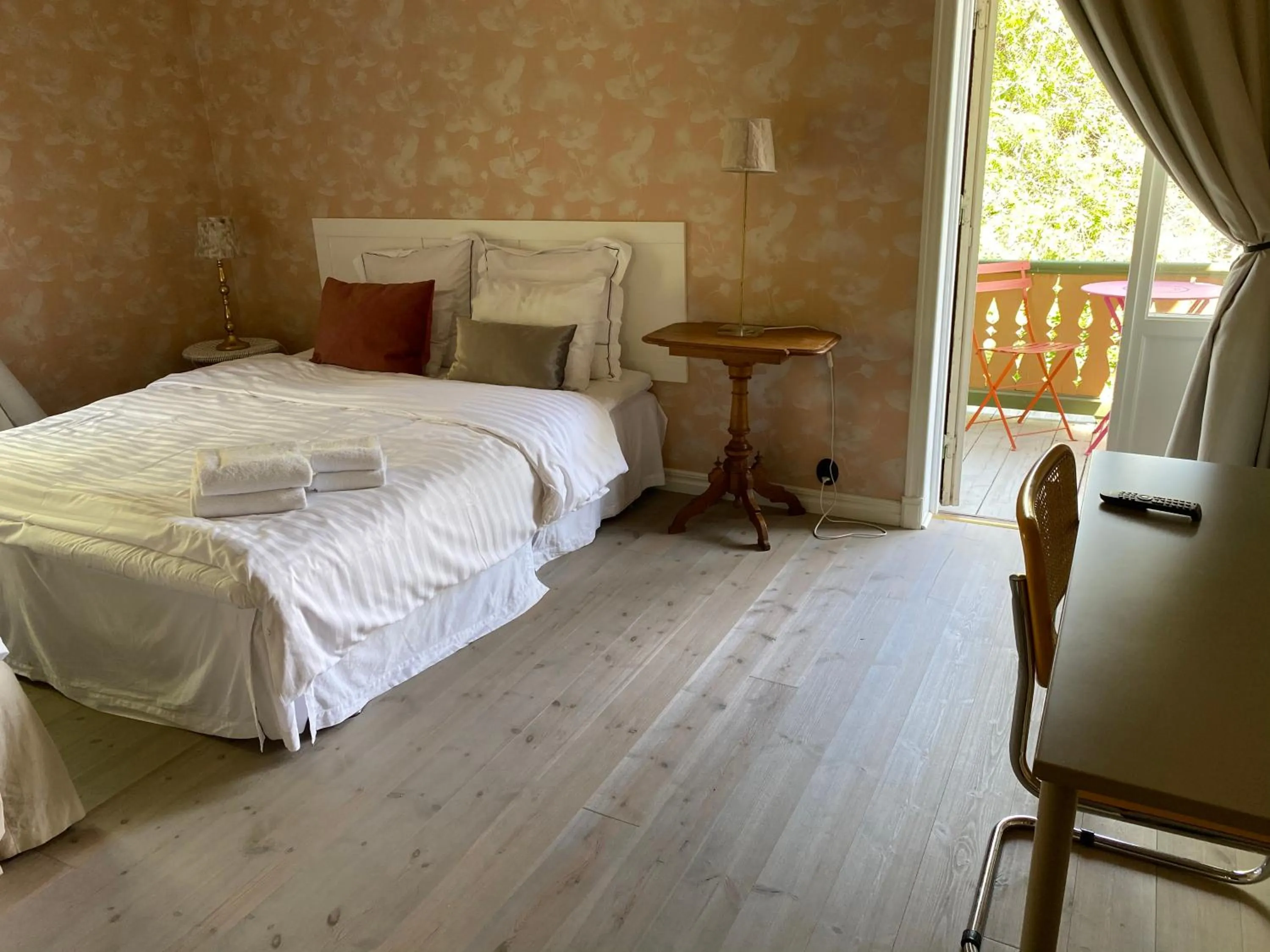 Bed in Café Mandeltårtan B&B VillaFloraViola