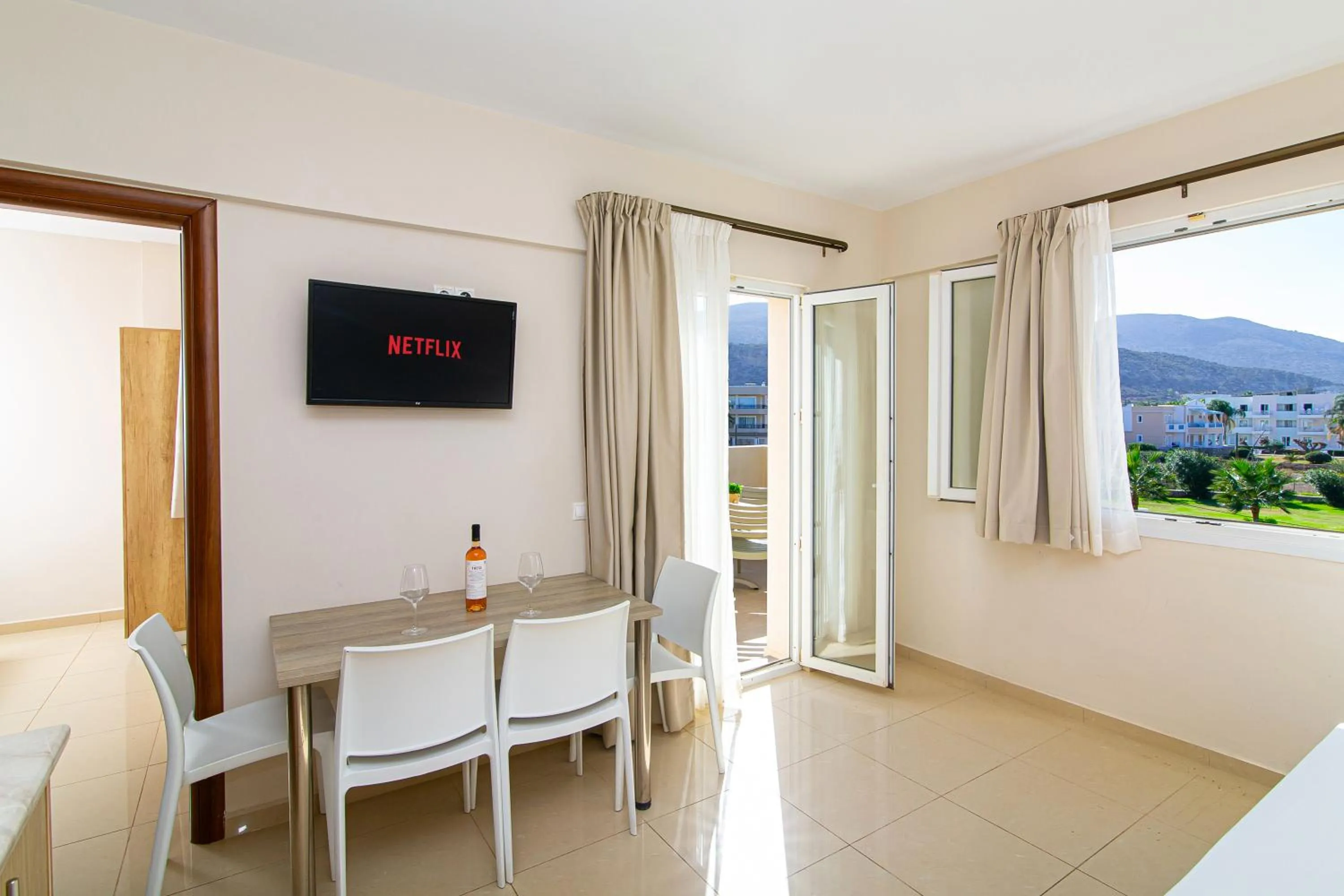 Dining area in Theo Star Beach Hotel