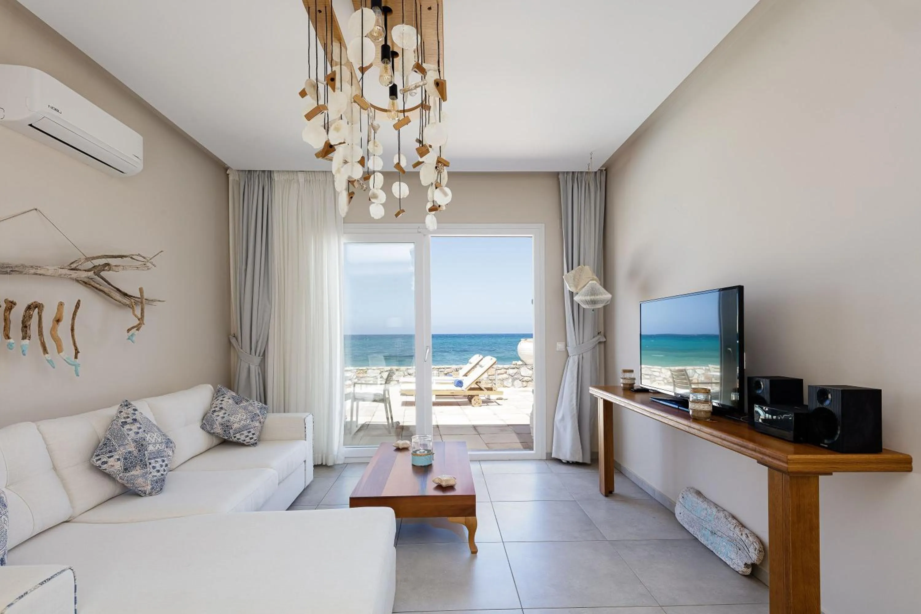 TV and multimedia in Theo Star Beach Hotel