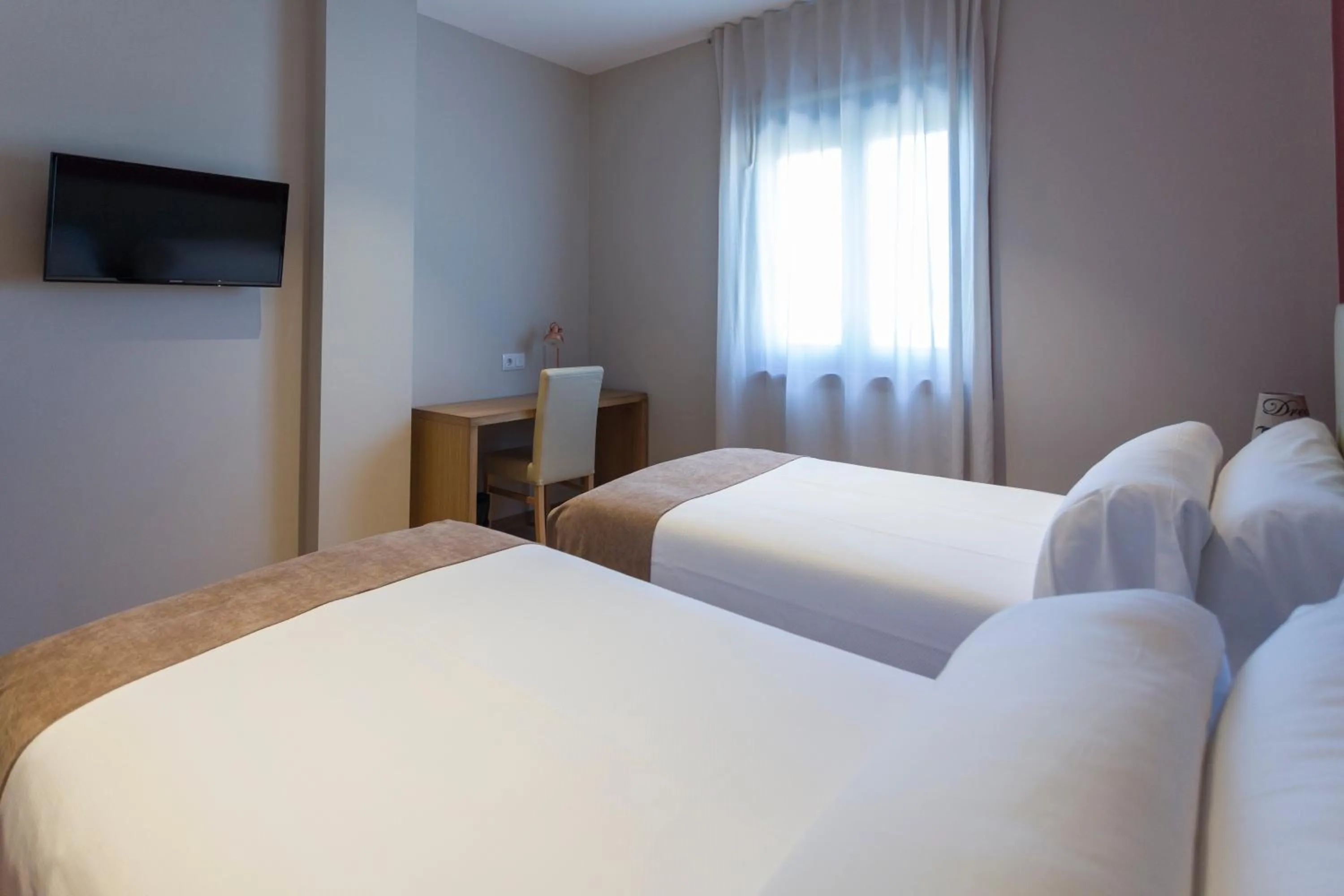 Communal lounge/ TV room, Bed in Hotel A Roldana