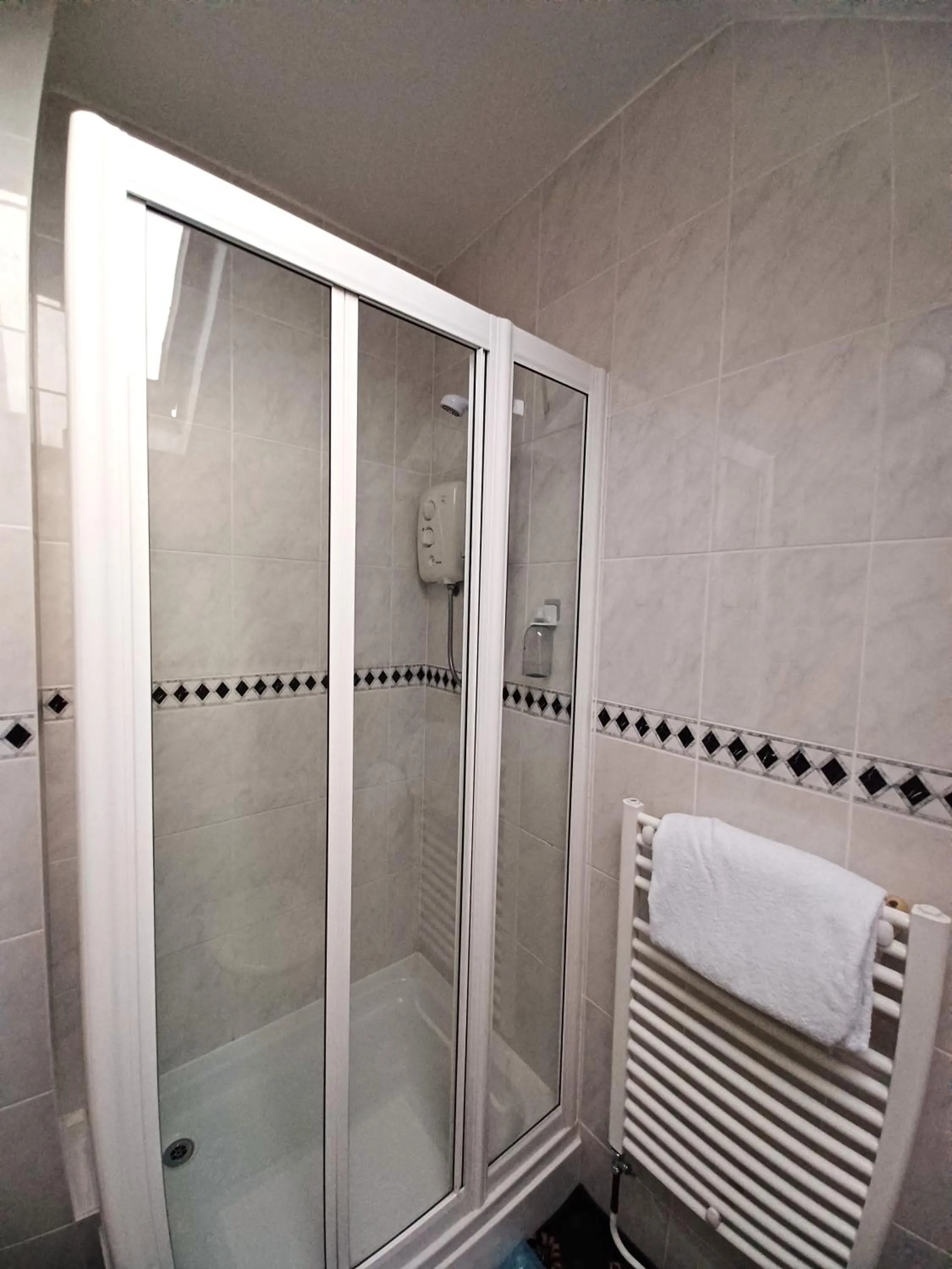 Shower in Hunters Lodge Guest House