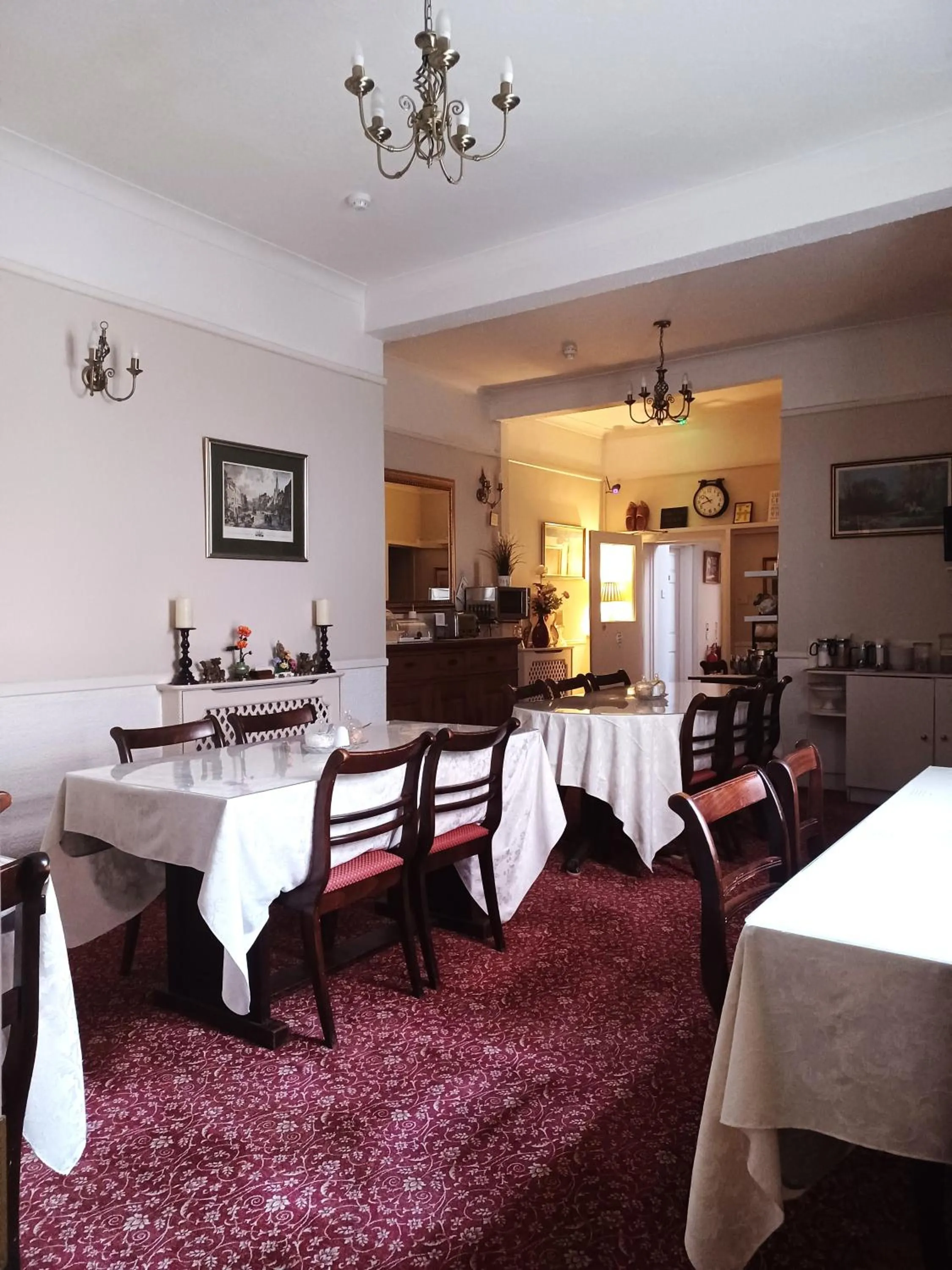 Restaurant/places to eat in Hunters Lodge Guest House