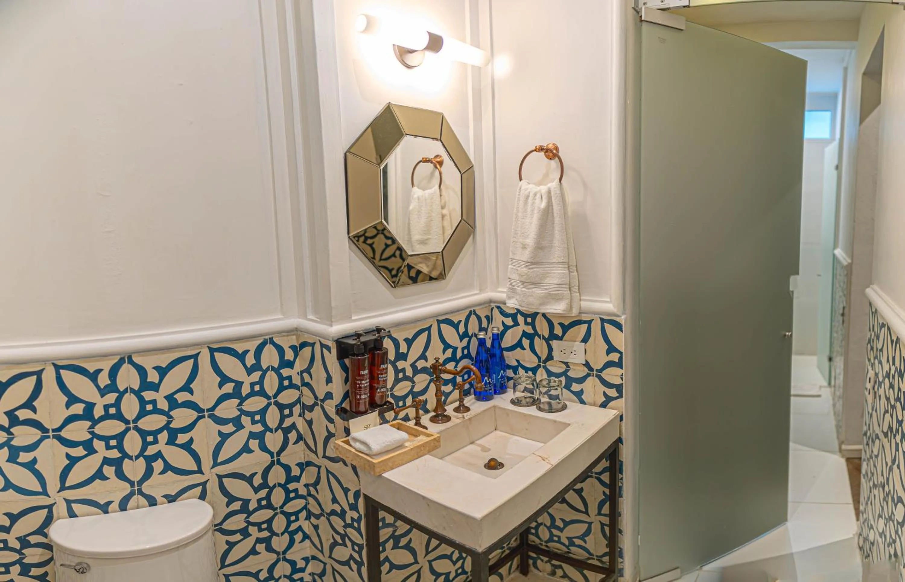 Bathroom in Hotel Monaguillo de Getsemaní