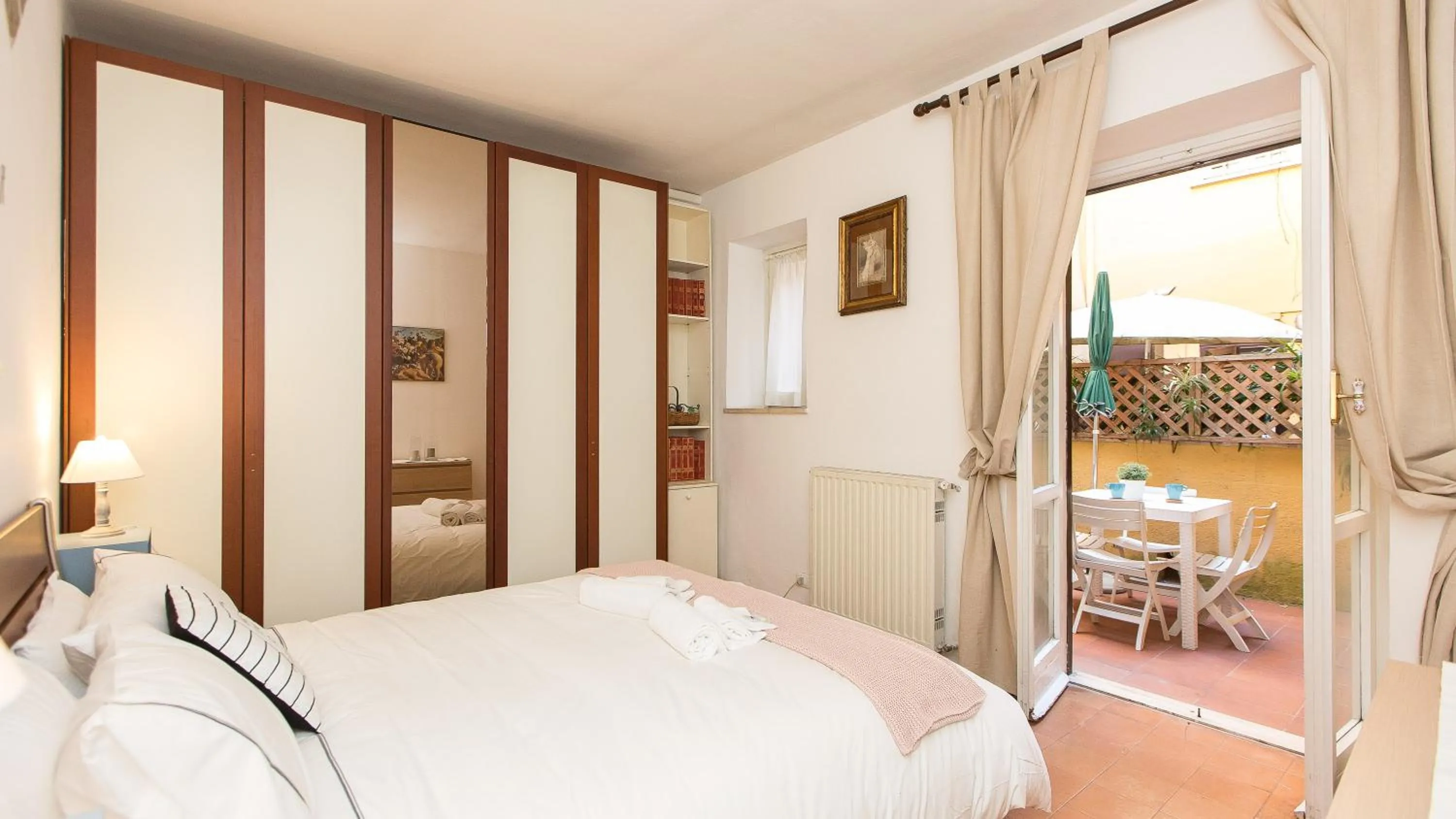 Balcony/Terrace, Bed in Rental in Rome Panieri Terrace