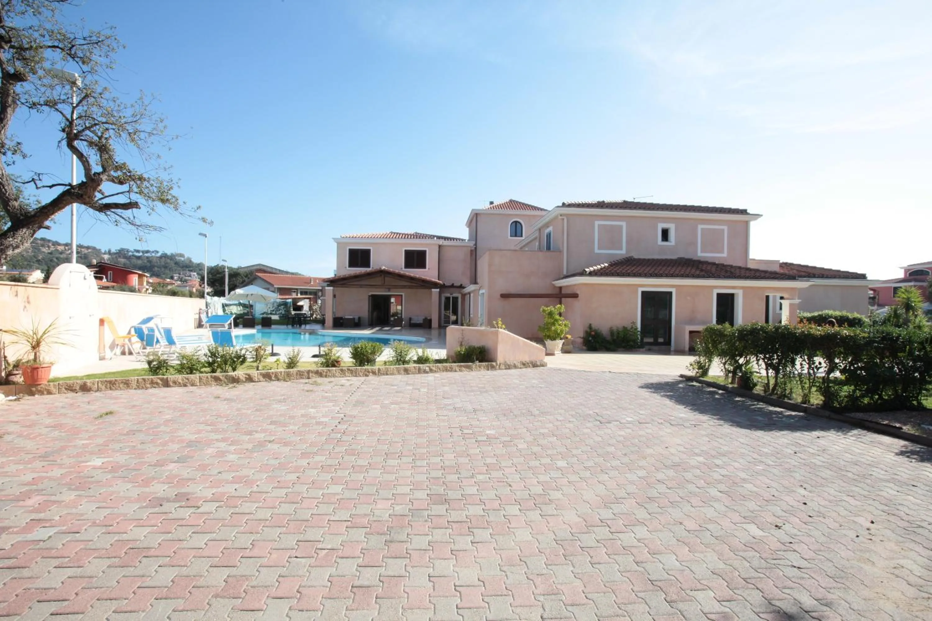 Facade/entrance in Hotel La Perla