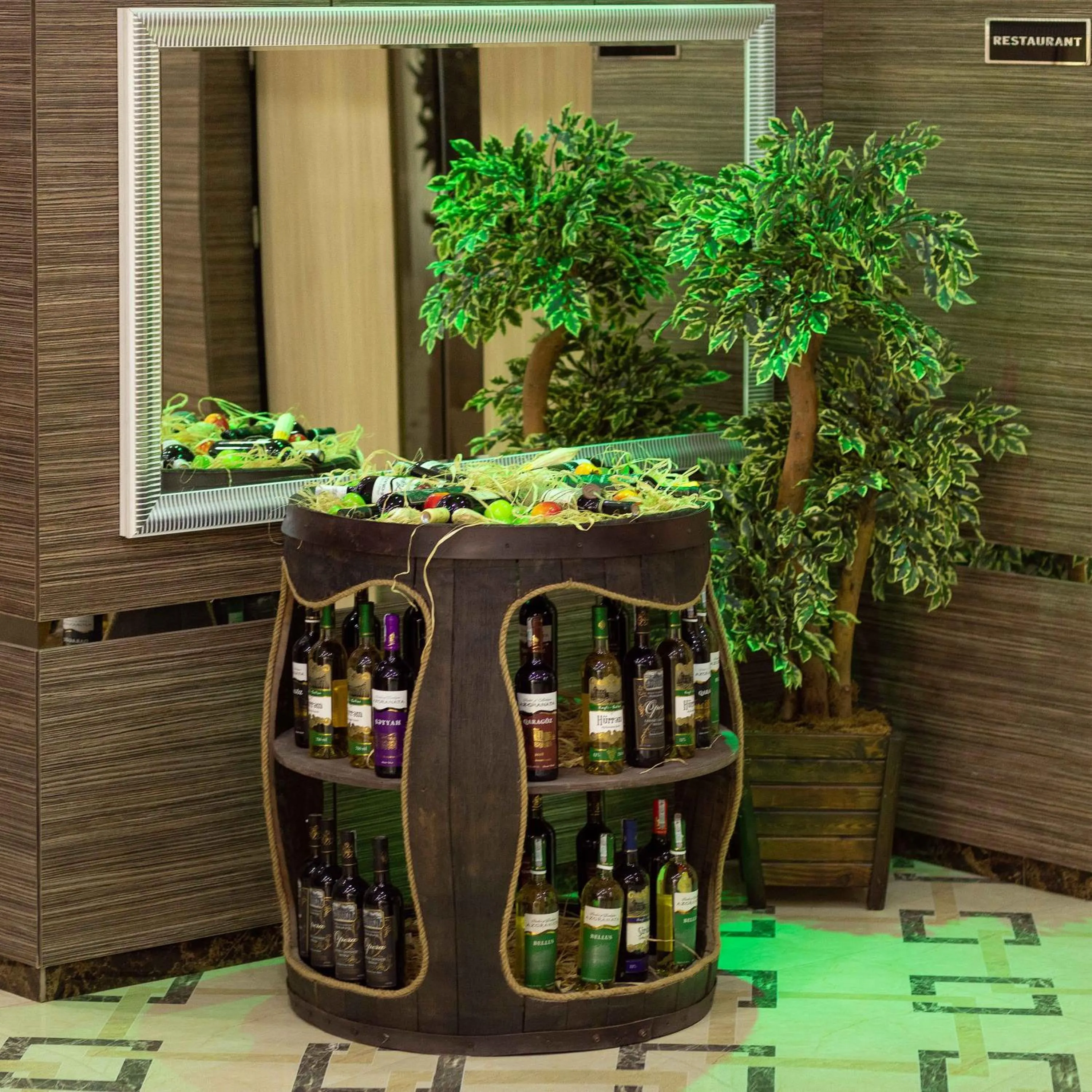 Restaurant/places to eat in West Shine Hotel