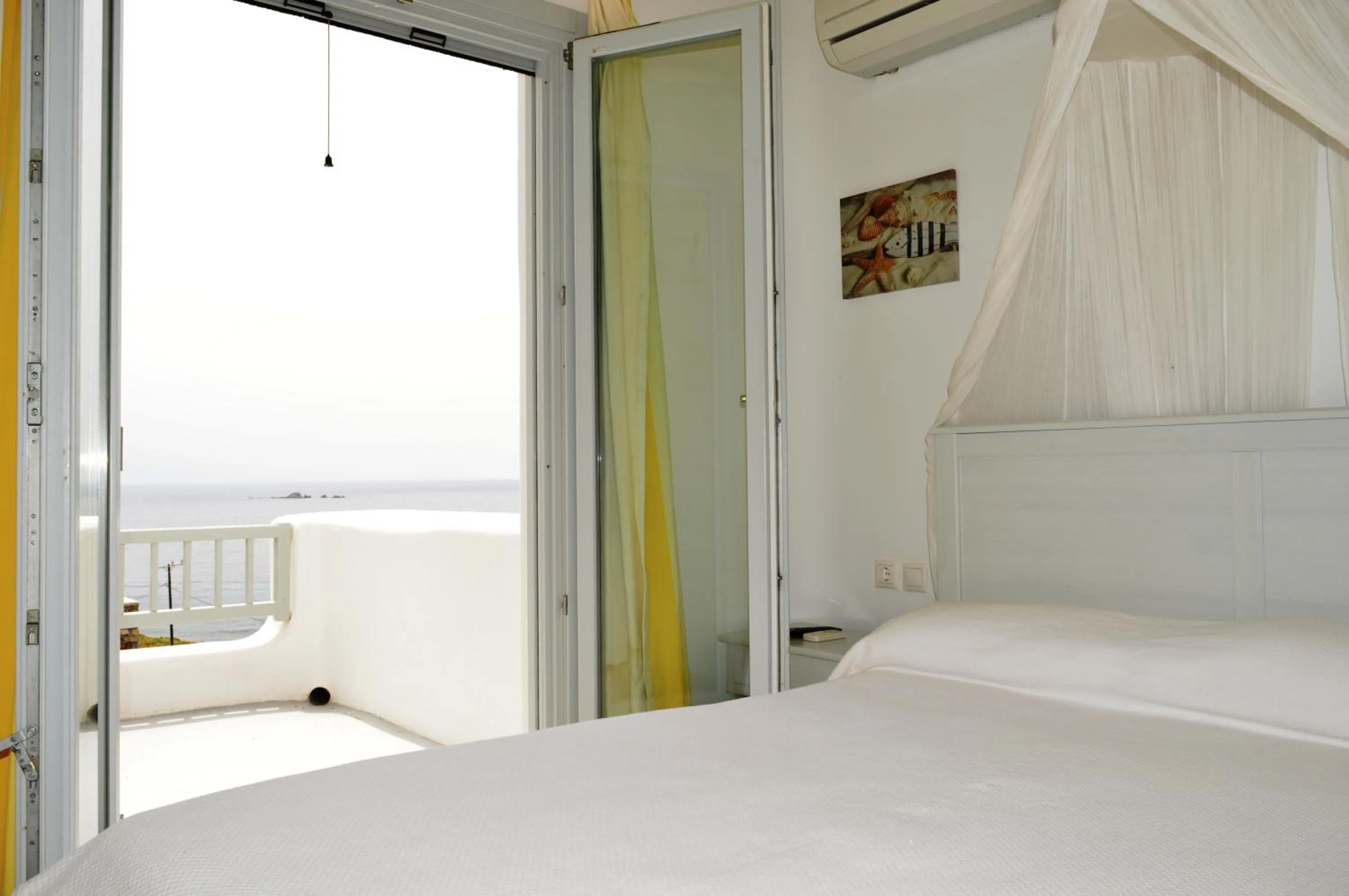 Photo of the whole room, Bed in Sea Side Studios & Houses