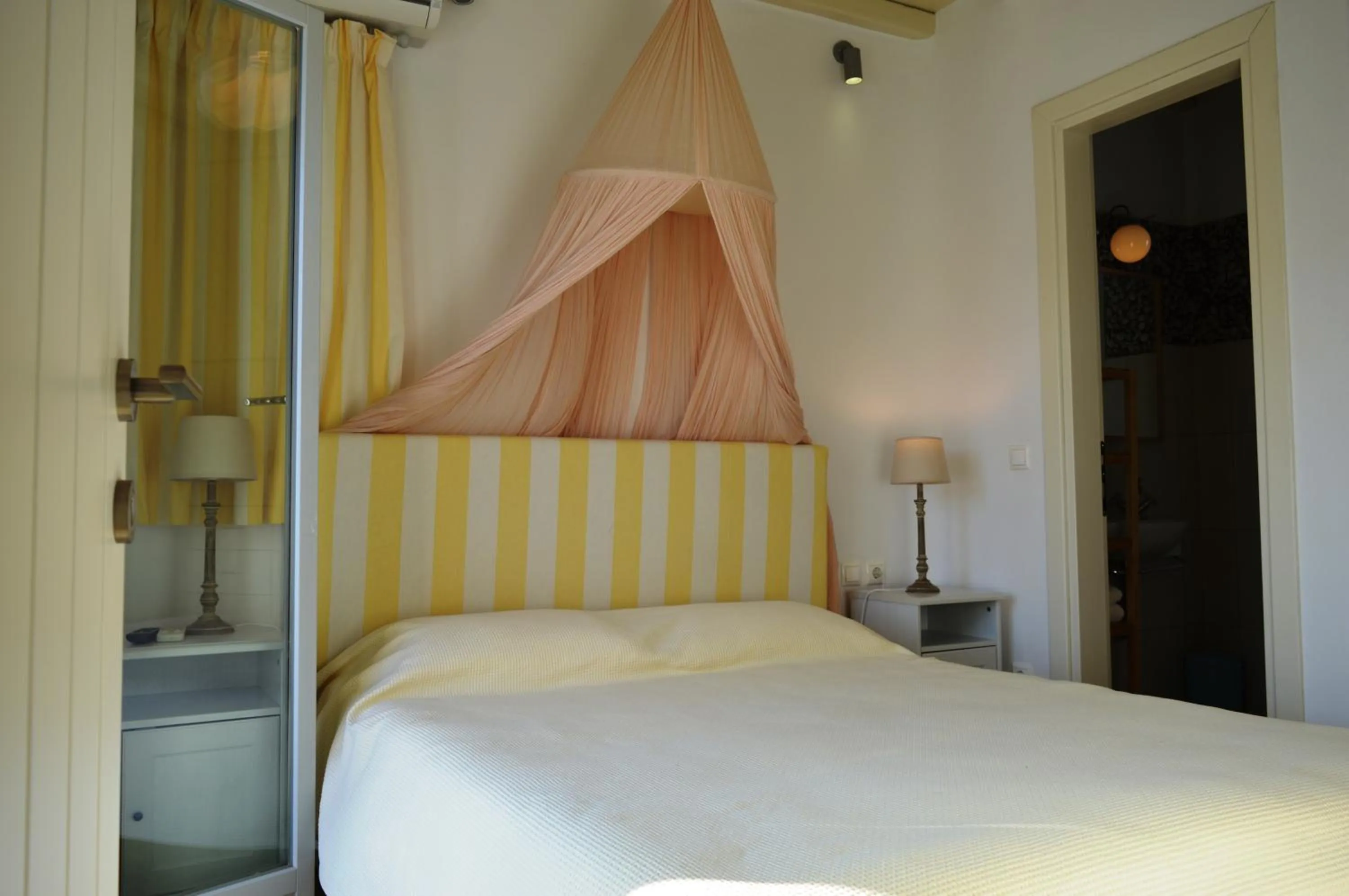 Photo of the whole room, Bed in Sea Side Studios & Houses