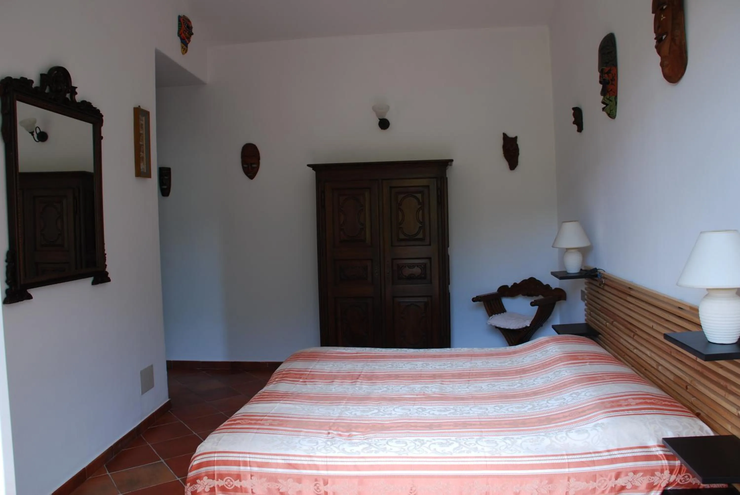 Decorative detail, Bed in Il Pozzo e il Melograno