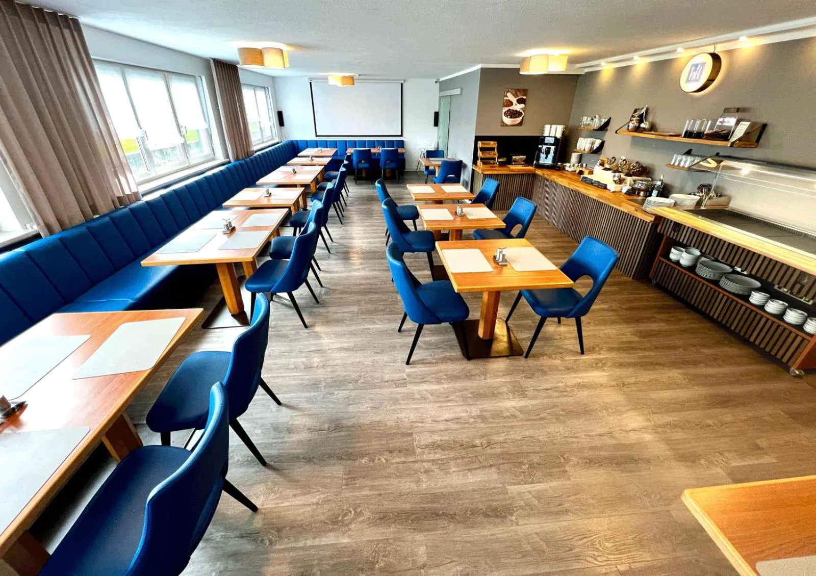 Communal lounge/ TV room in HIL - Hotel im Lus Schopfheim