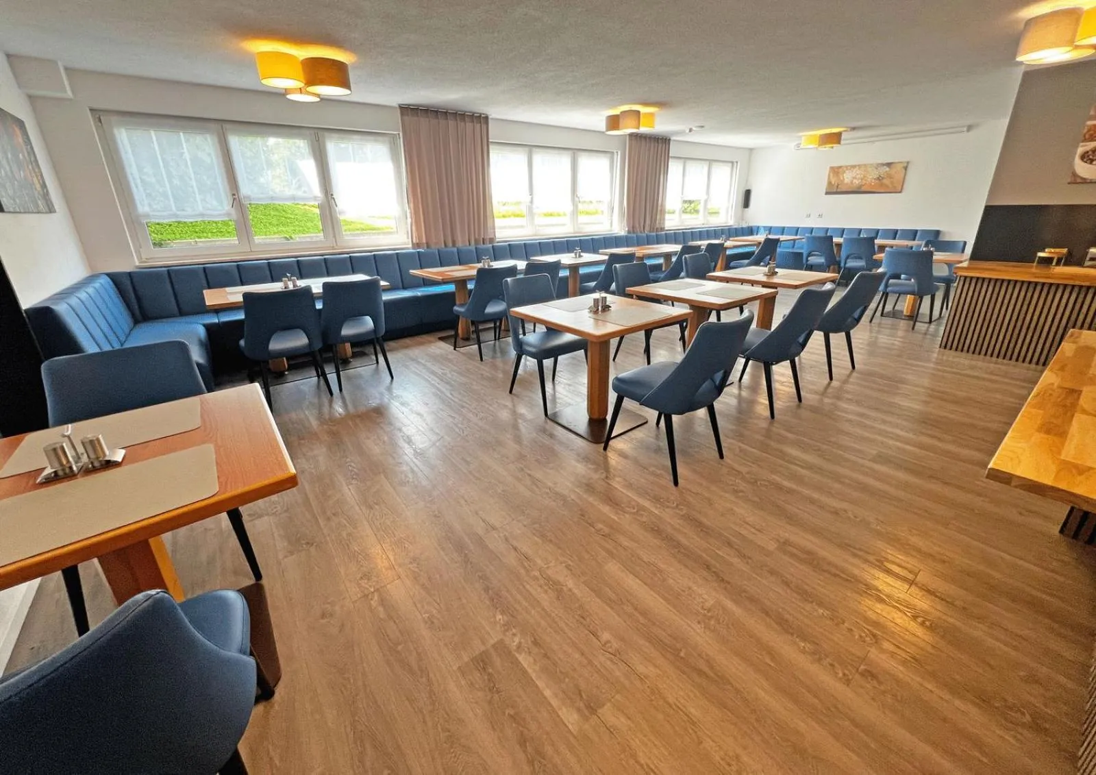 Communal lounge/ TV room in HIL - Hotel im Lus Schopfheim