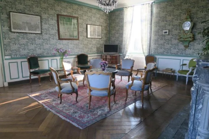 Communal lounge/ TV room in Château de Vitry-la-Ville