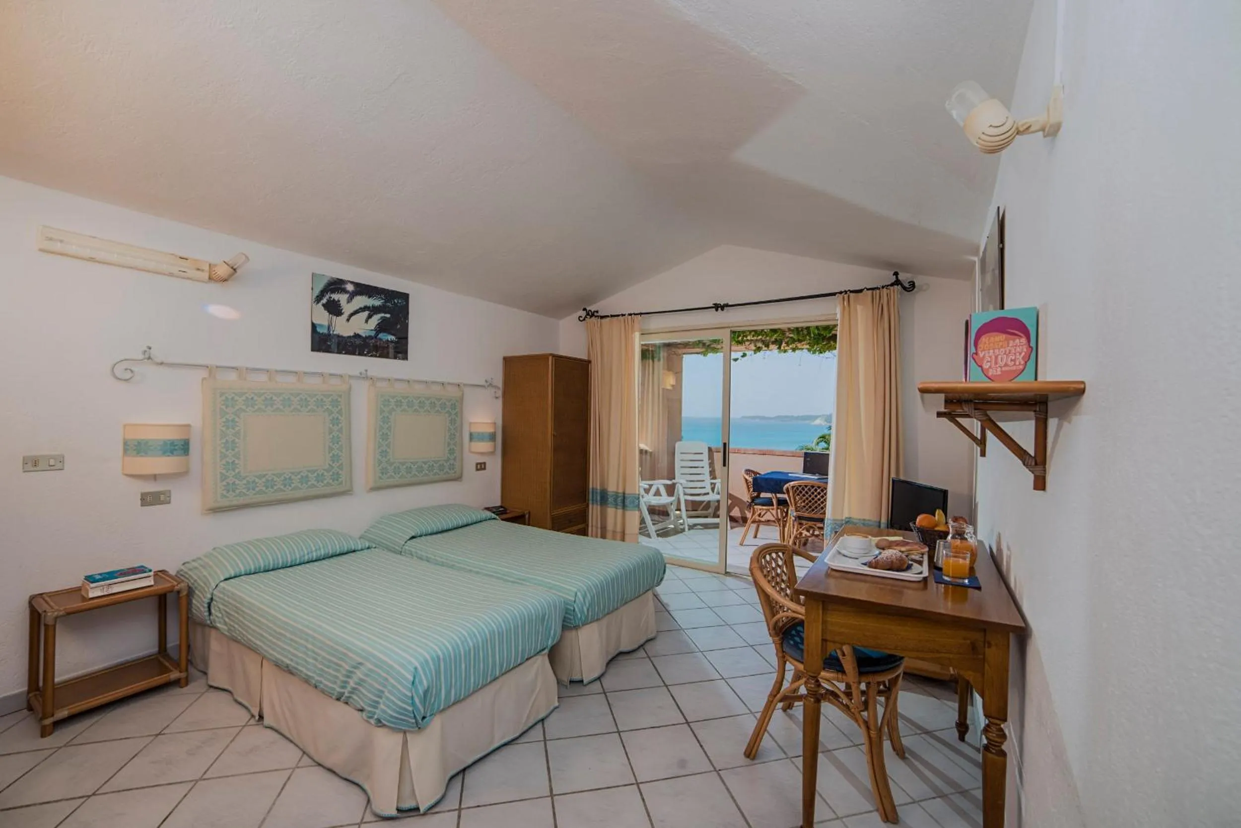 Photo of the whole room, Bed in Residence Fenicia