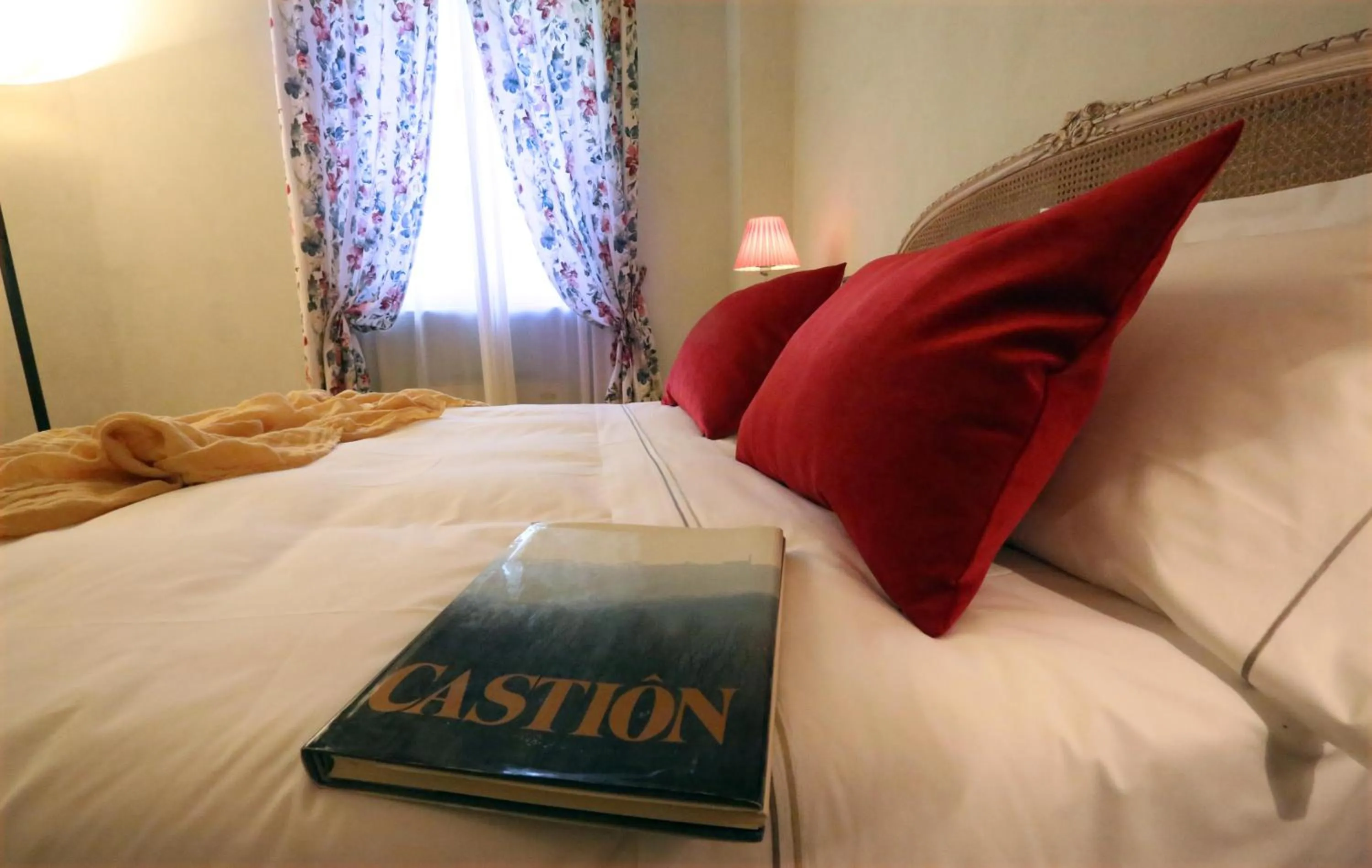 Bed in Albergo Castiglione Langhe