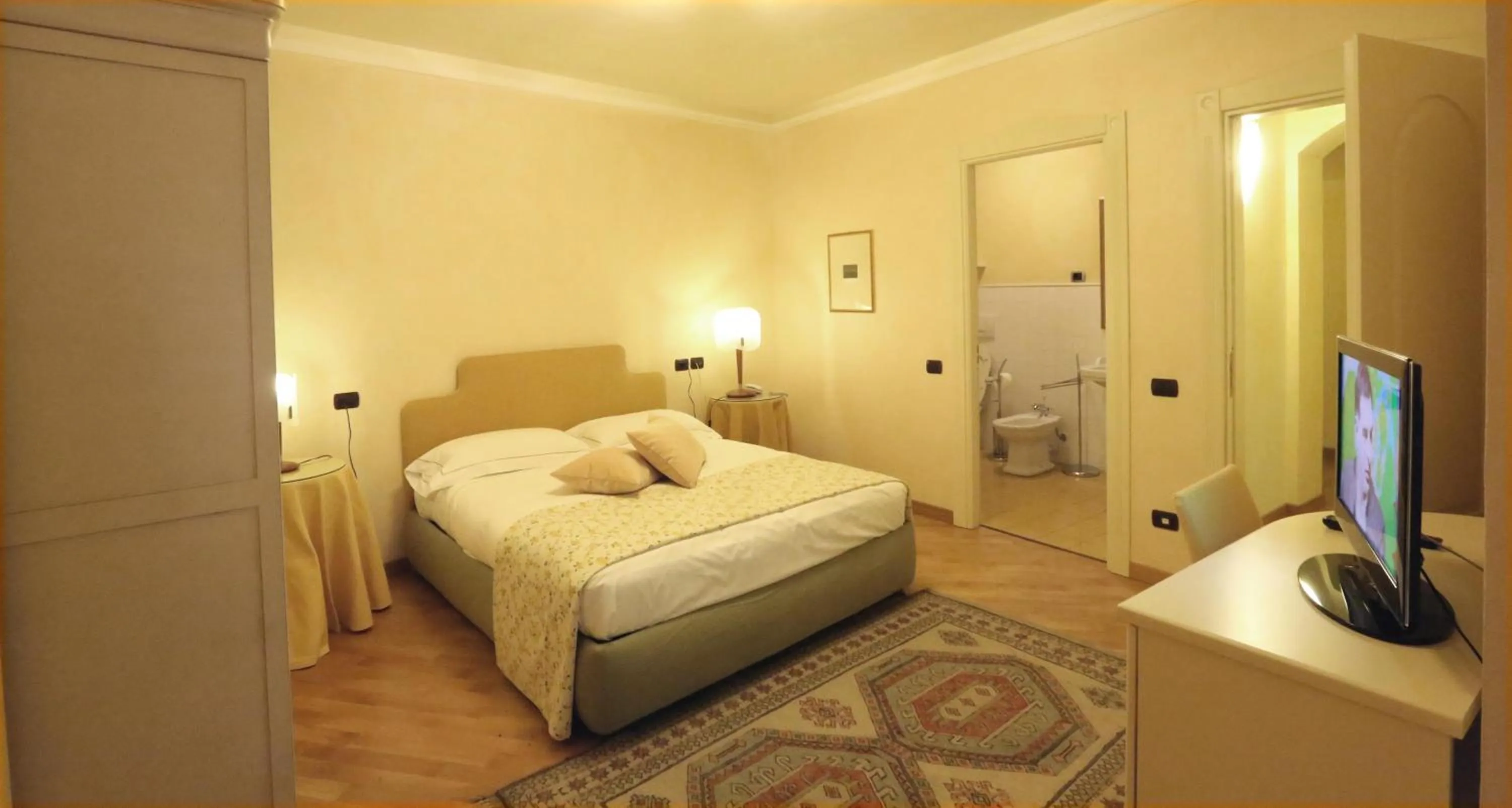 Bed in Albergo Castiglione Langhe