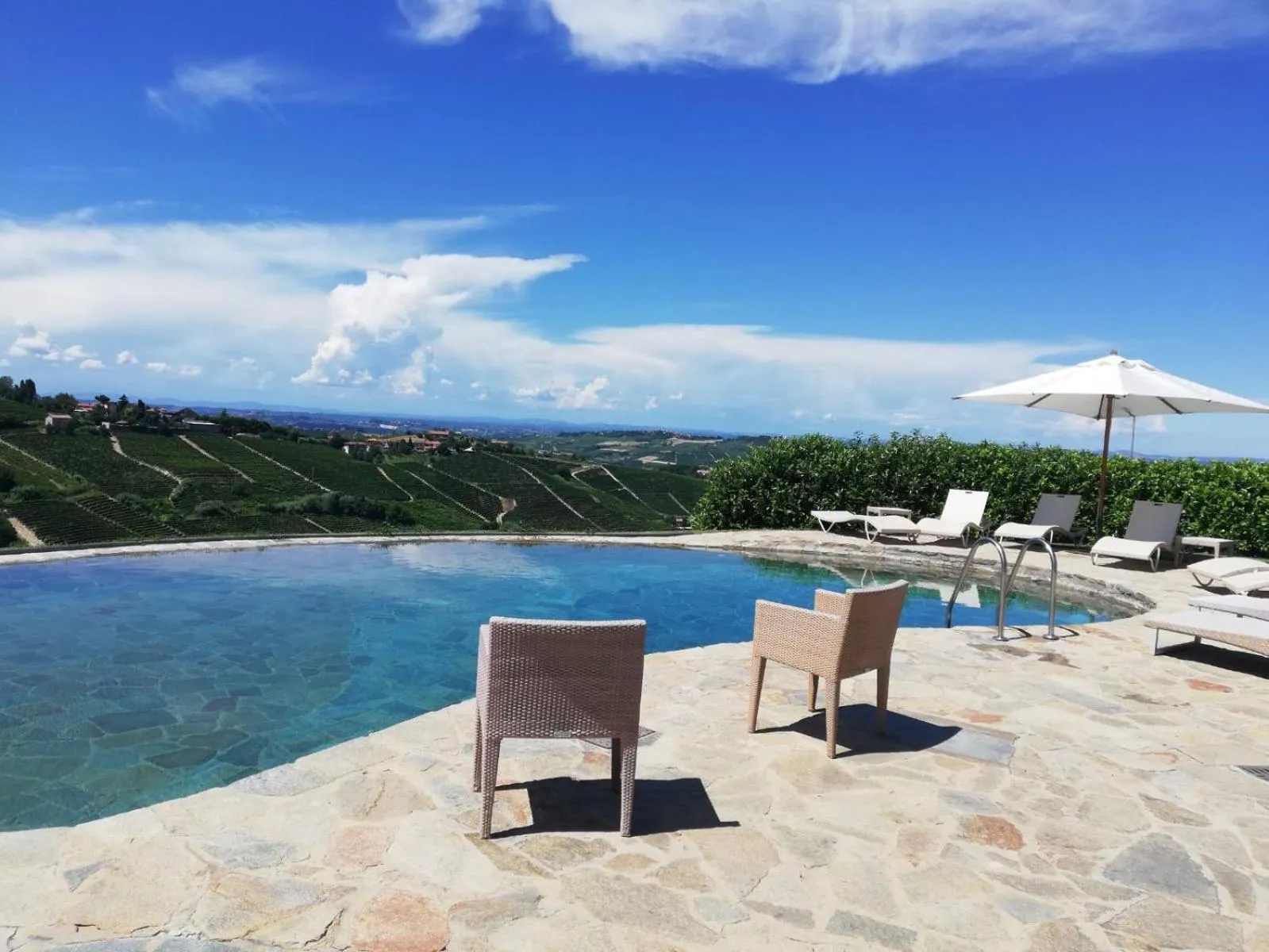 Swimming pool in Albergo Castiglione Langhe