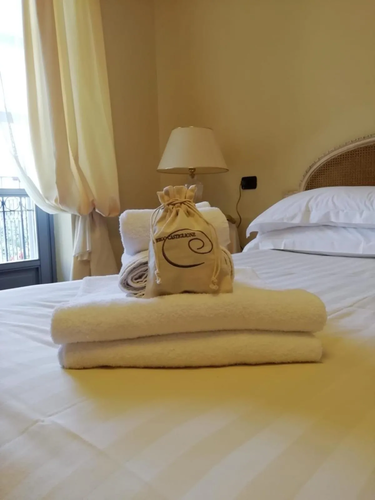 Bed in Albergo Castiglione Langhe