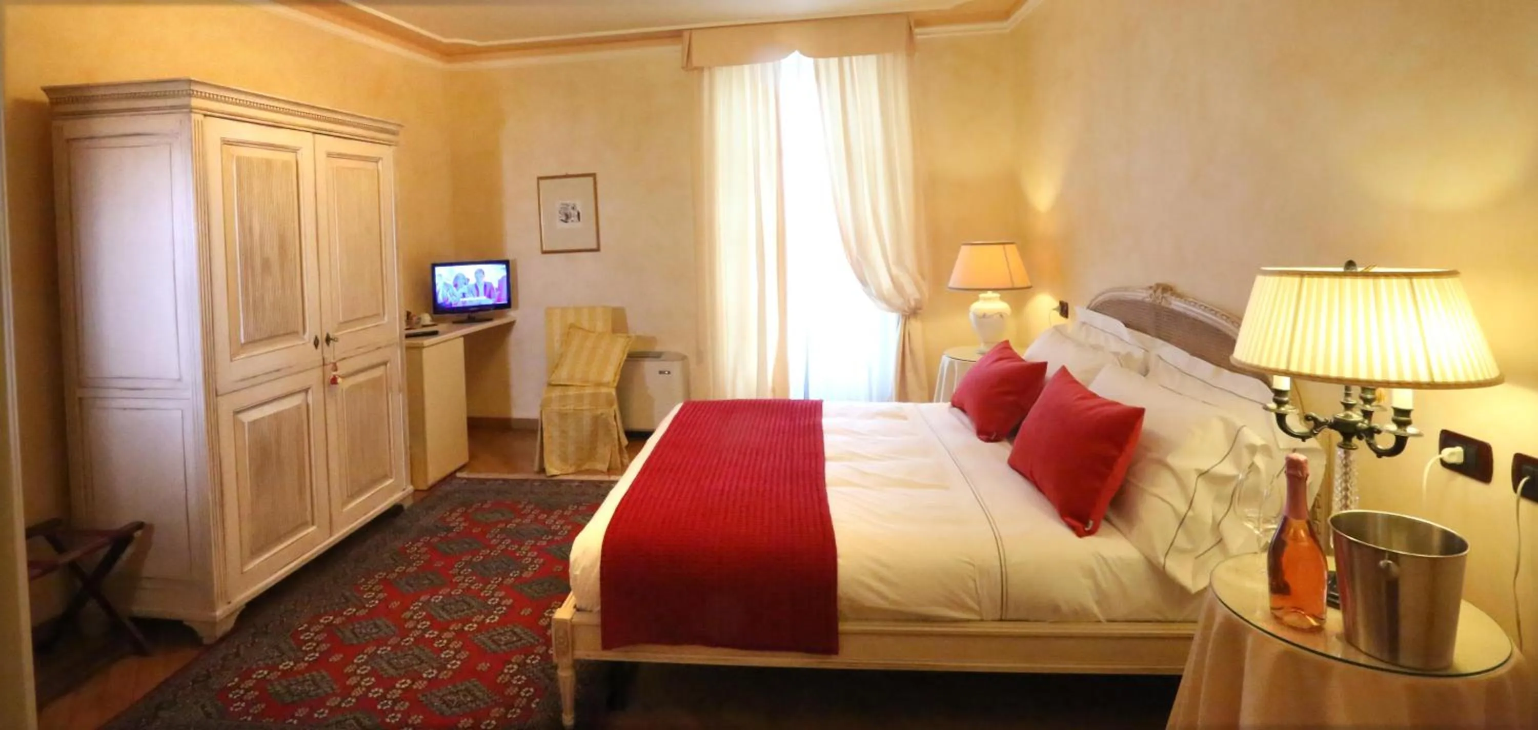 Bed in Albergo Castiglione Langhe